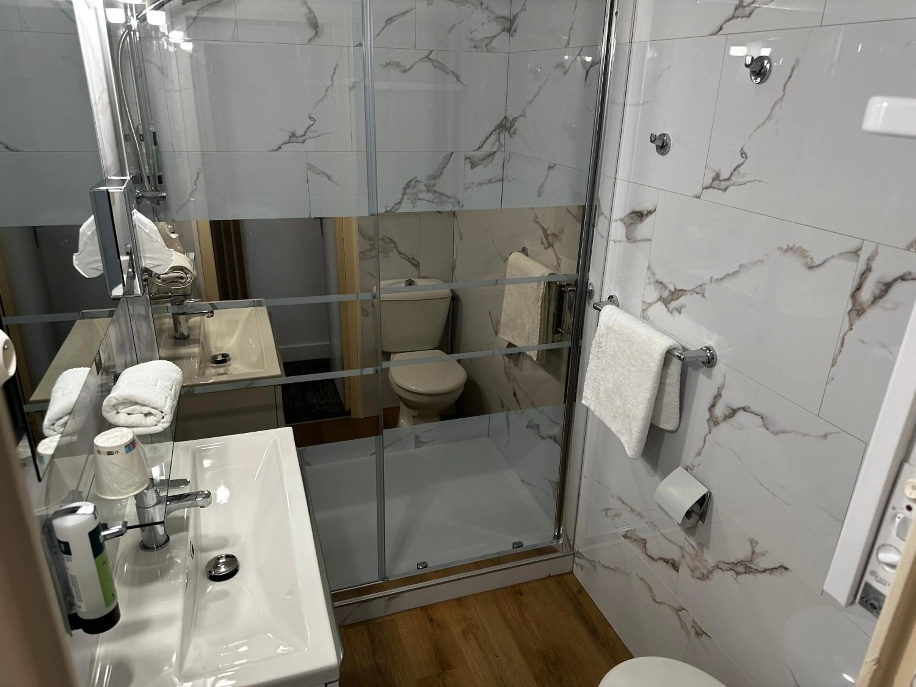 Twin Room in Logis Le Passiflore Cognac