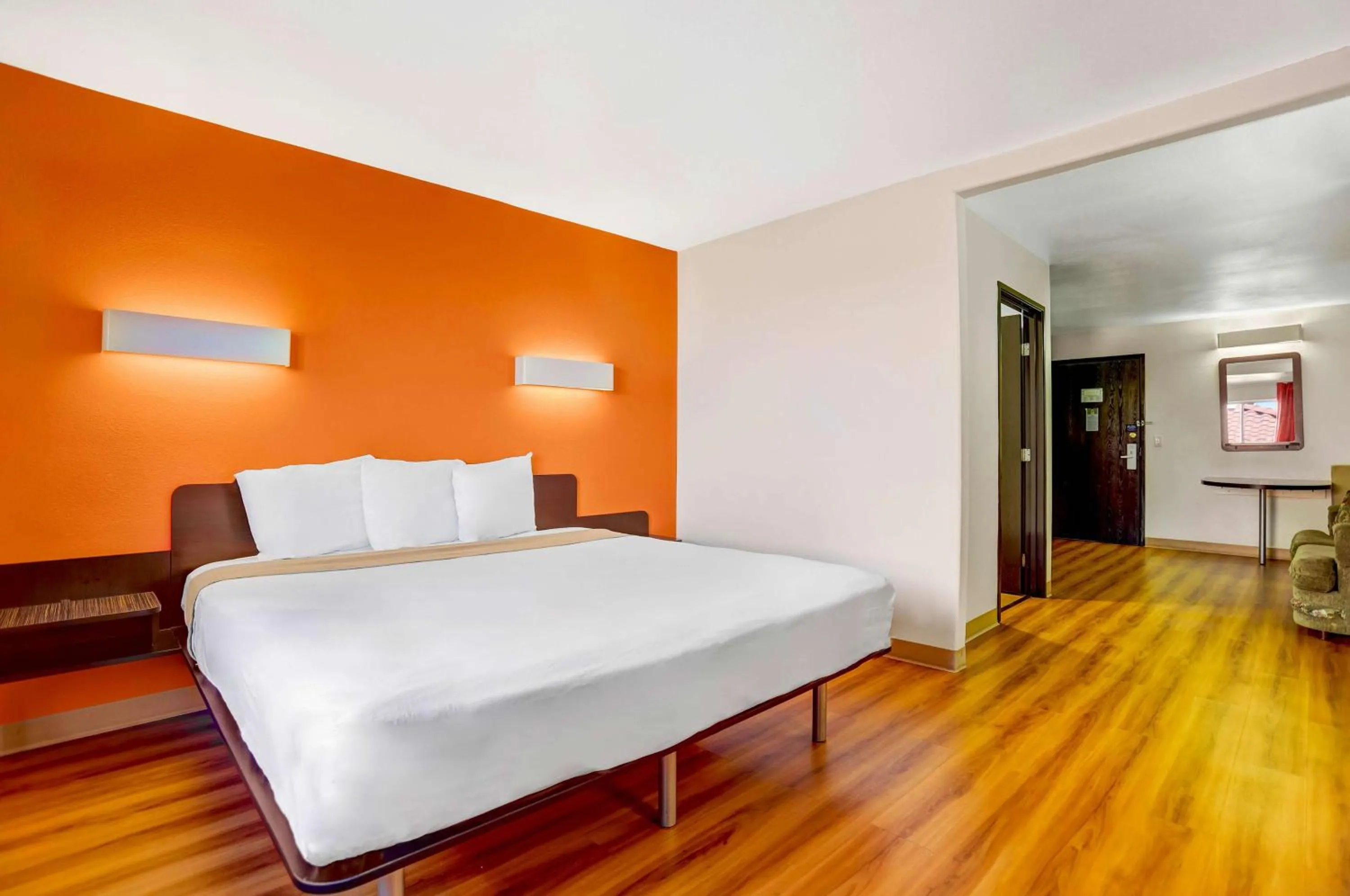 Deluxe King Room - Non-Smoking in Motel 6-Apache Junction, AZ