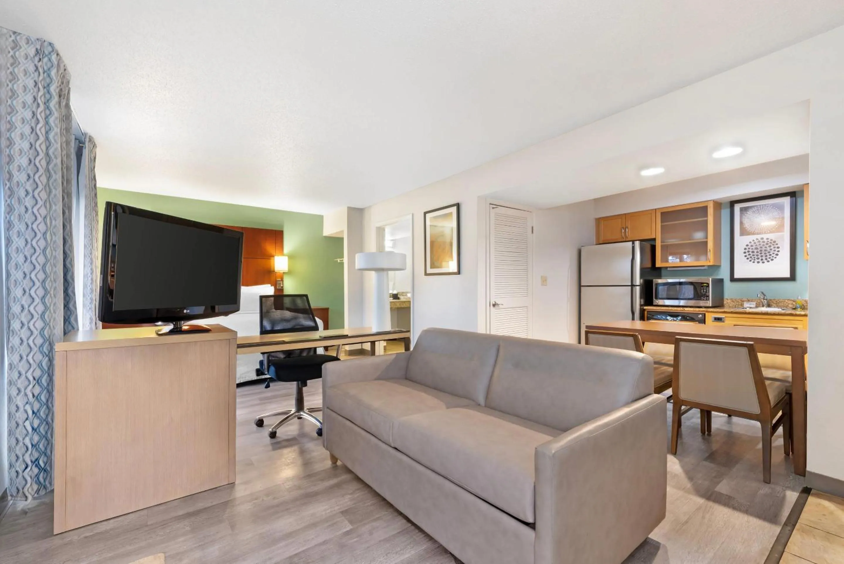 Queen Studio Room with Disability access and Tub in MainStay Suites St Louis - Galleria