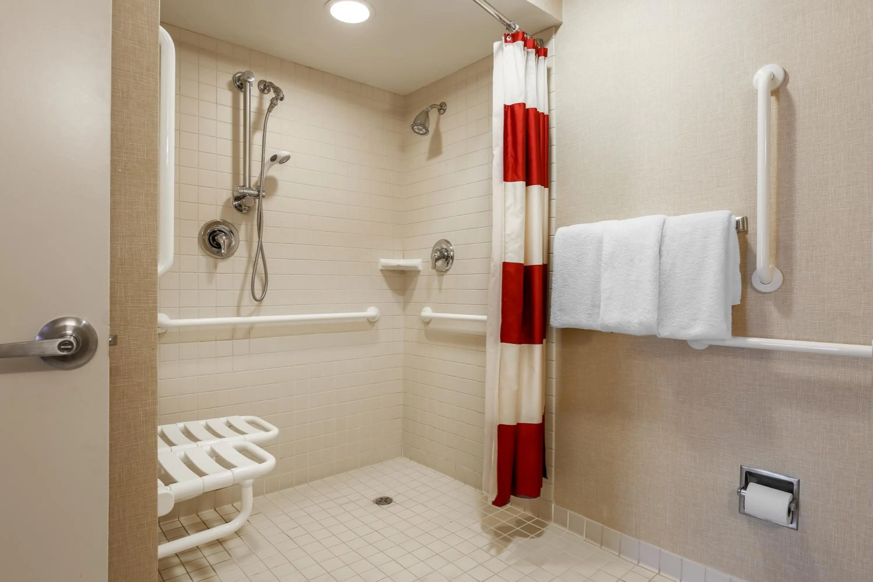 Queen Room with Disability access and Roll-In Shower in MainStay Suites St Louis - Galleria