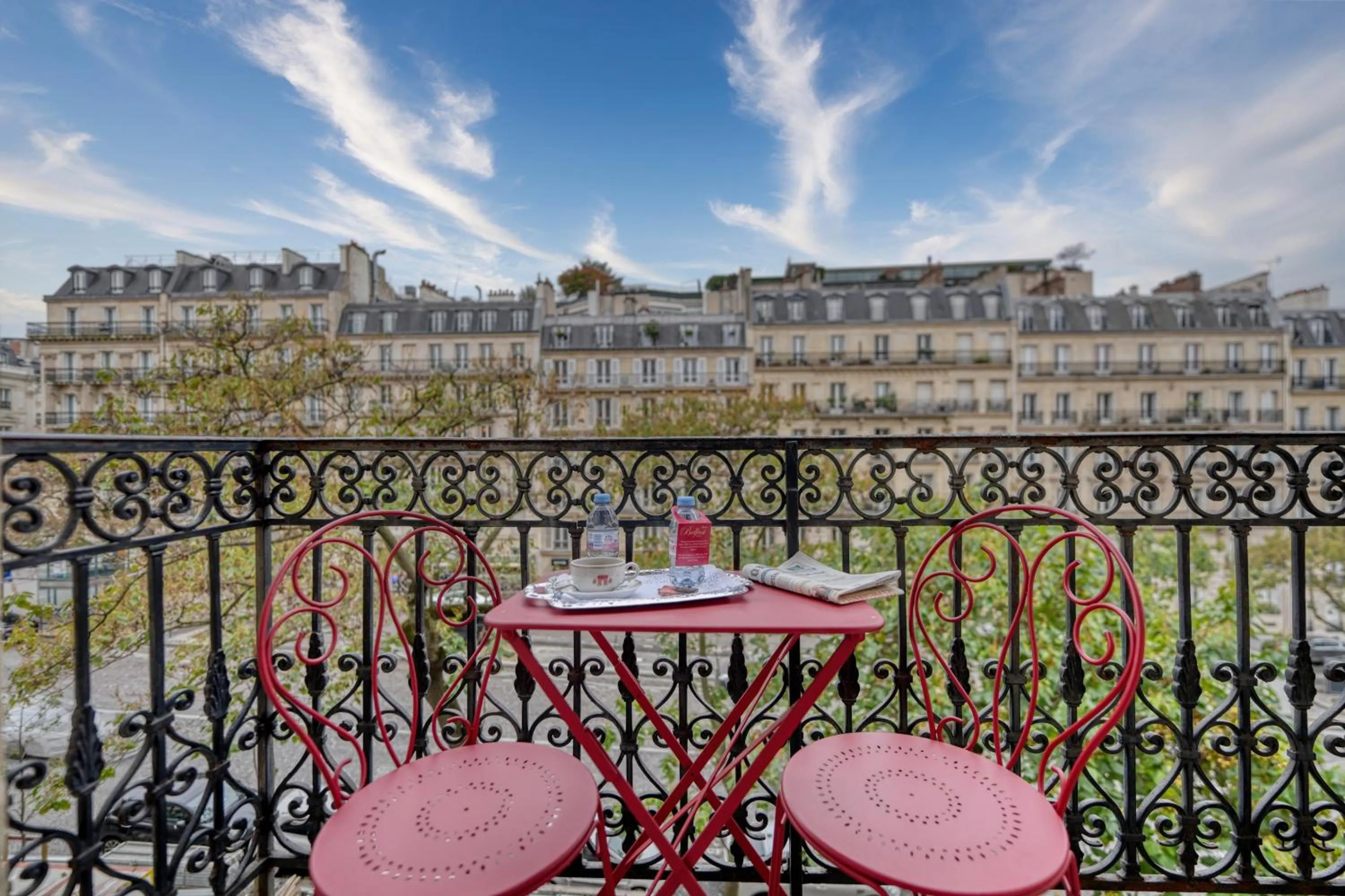 Standard Twin Room with Arc de Triomphe View in Belfast