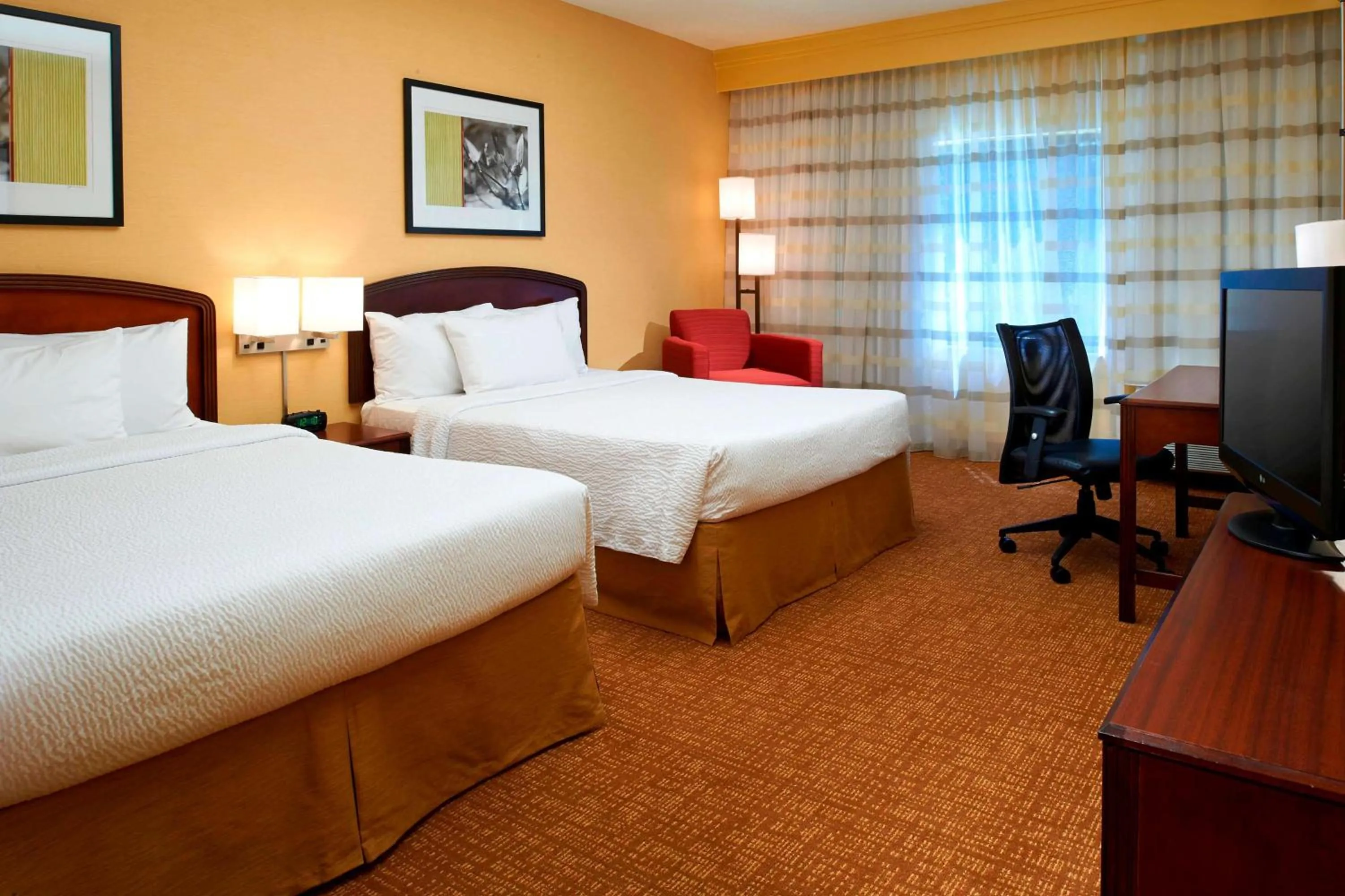 Queen Room with Two Queen Beds and Tub - Mobility/Hearing Accessible in Best Western Plus Elgin - Chicago