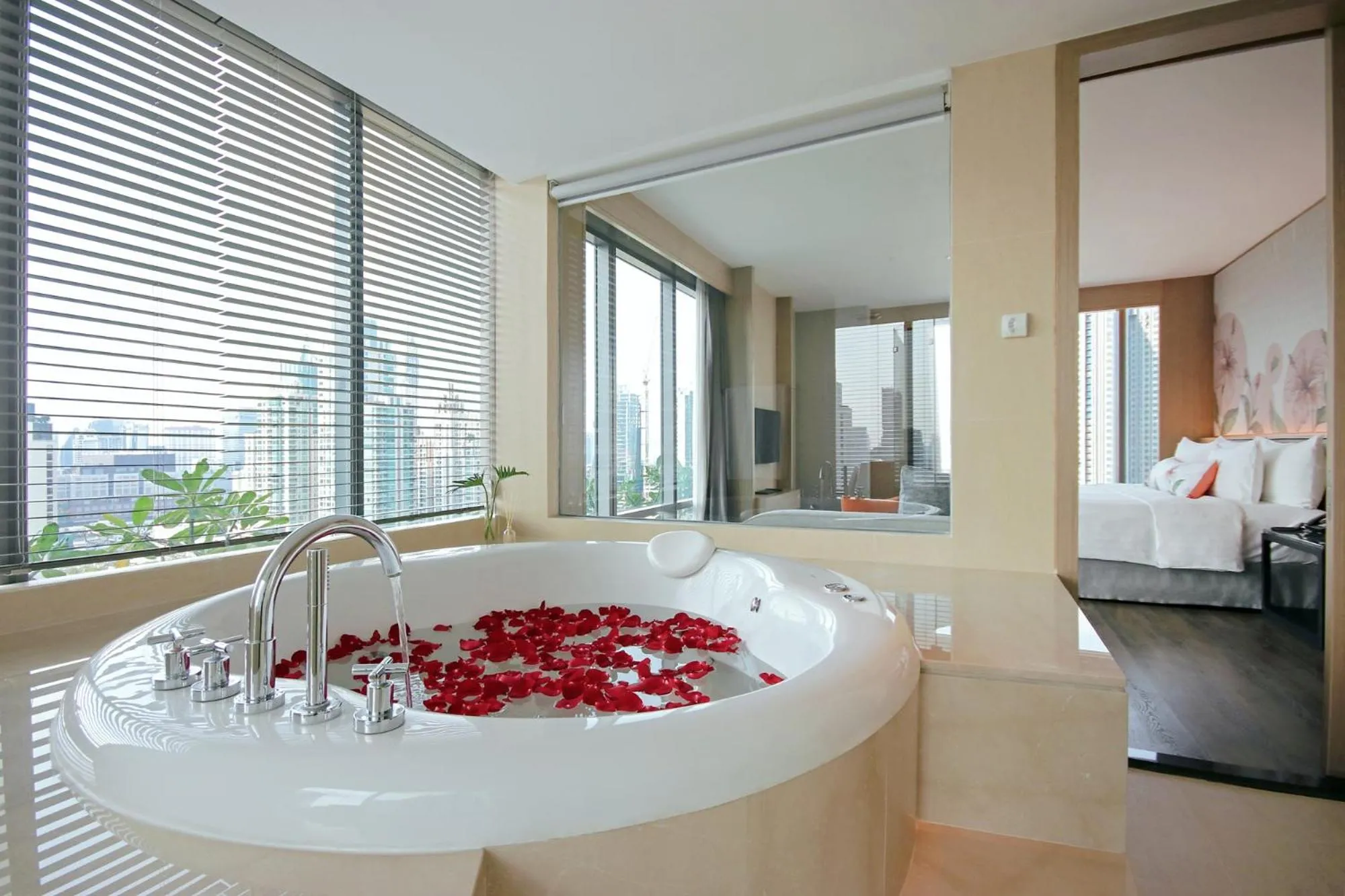 Chaba Honeymoon Suite with a Jacuzzi in Sivatel Bangkok Hotel