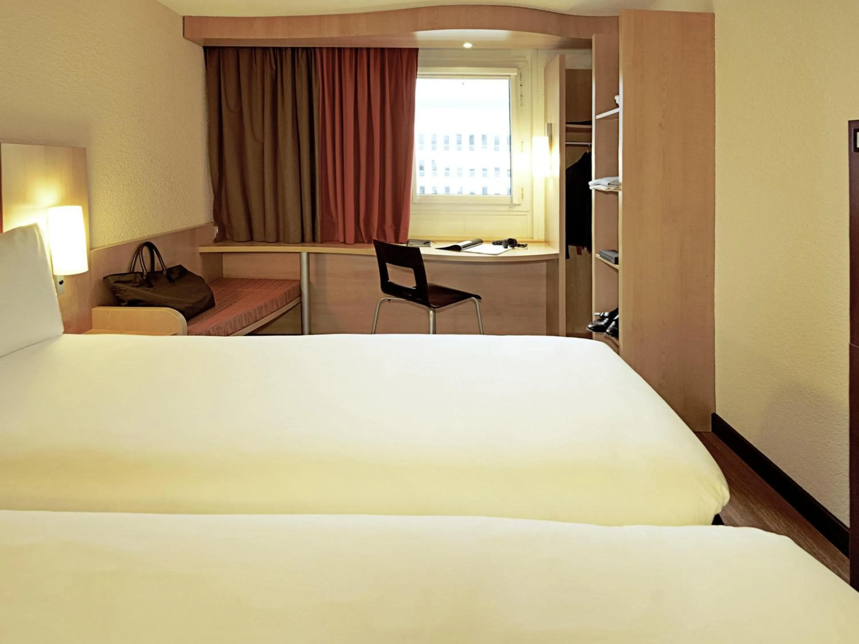 Standard Twin Room in ibis Loriol Le Pouzin