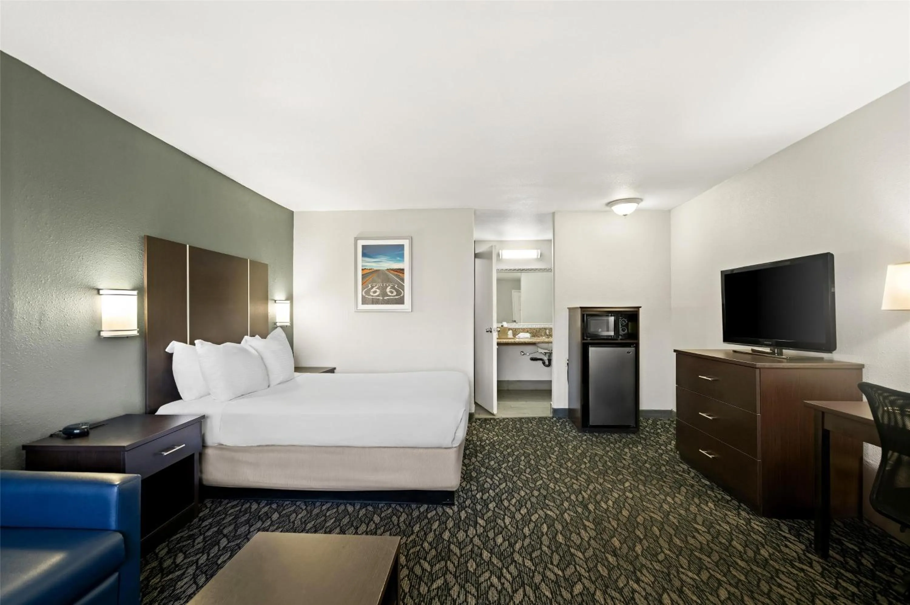 Queen Room with Roll-In Shower - Mobility Access in Best Western Desert Villa Inn