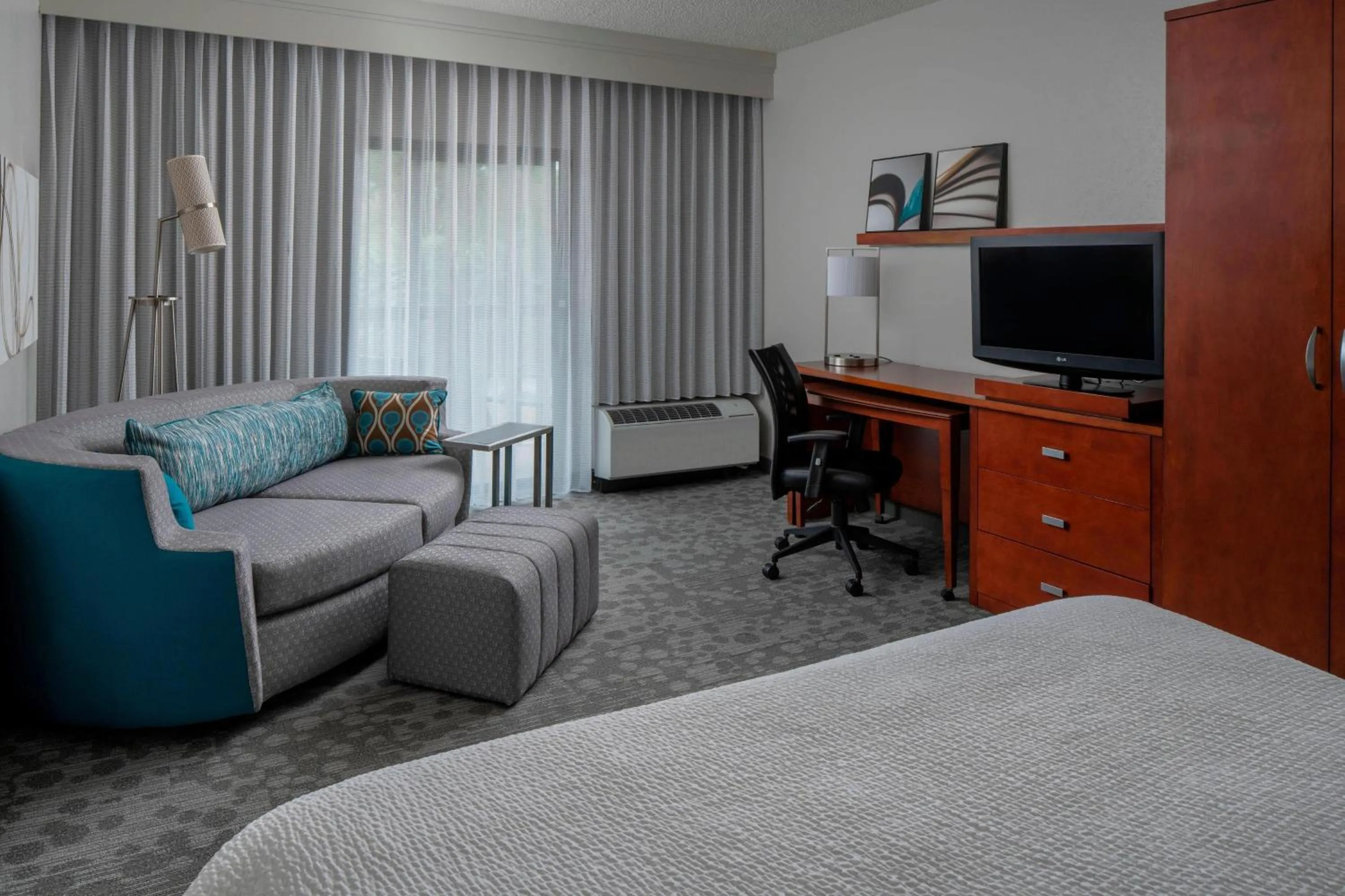 King Room in Courtyard by Marriott Jacksonville at the Mayo Clinic Campus/Beaches