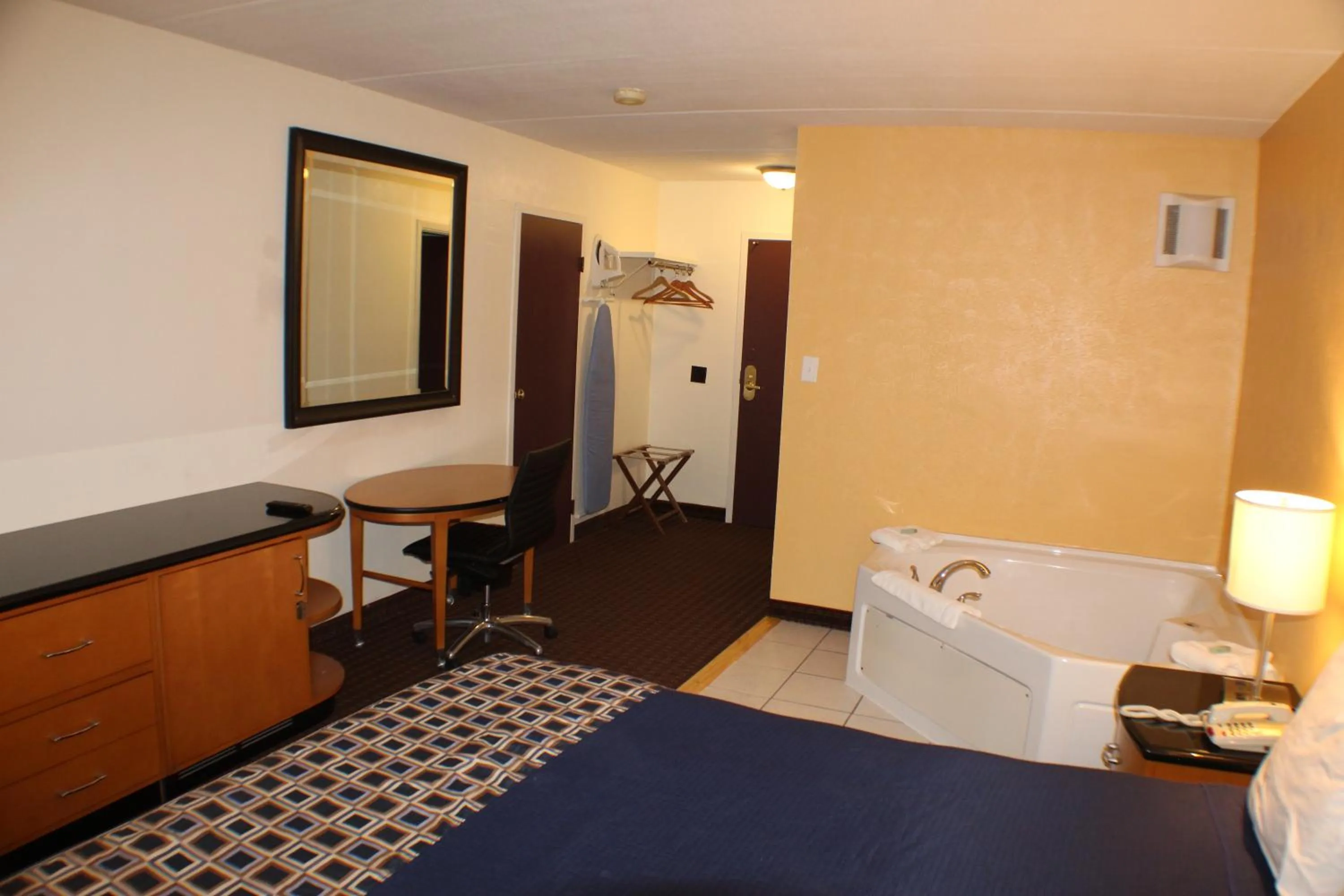 King Room with Spa Bath in Americas Best Value Inn Geneva
