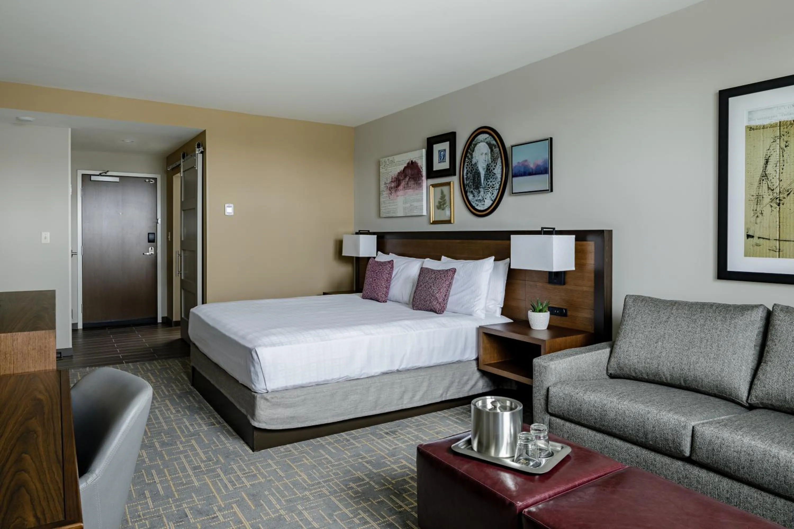 Superior King Room in Hotel Madison & Shenandoah Conference Ctr.