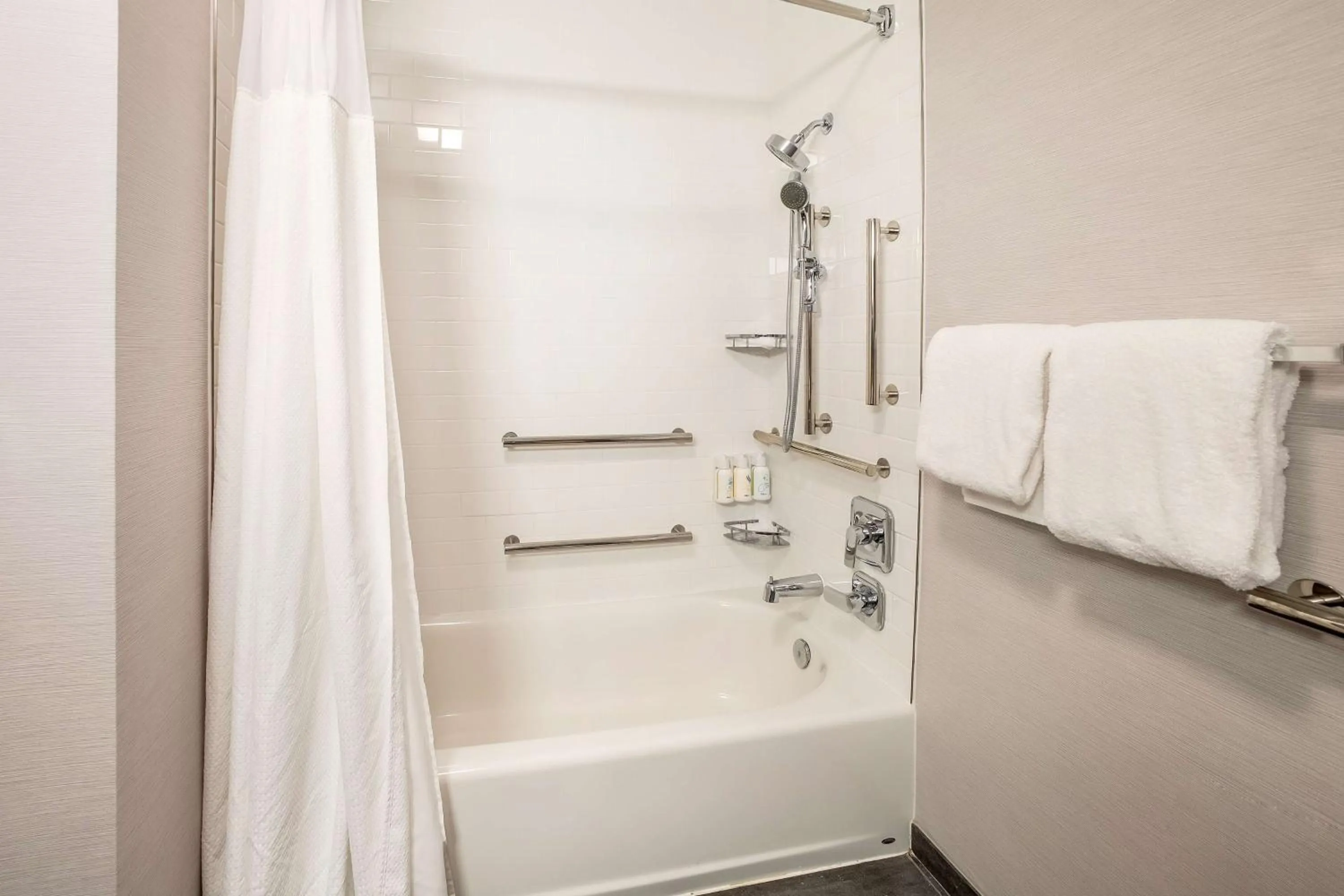 Mobility Accessible One Bedroom Suite King Tub in Sonesta Select Phoenix Chandler