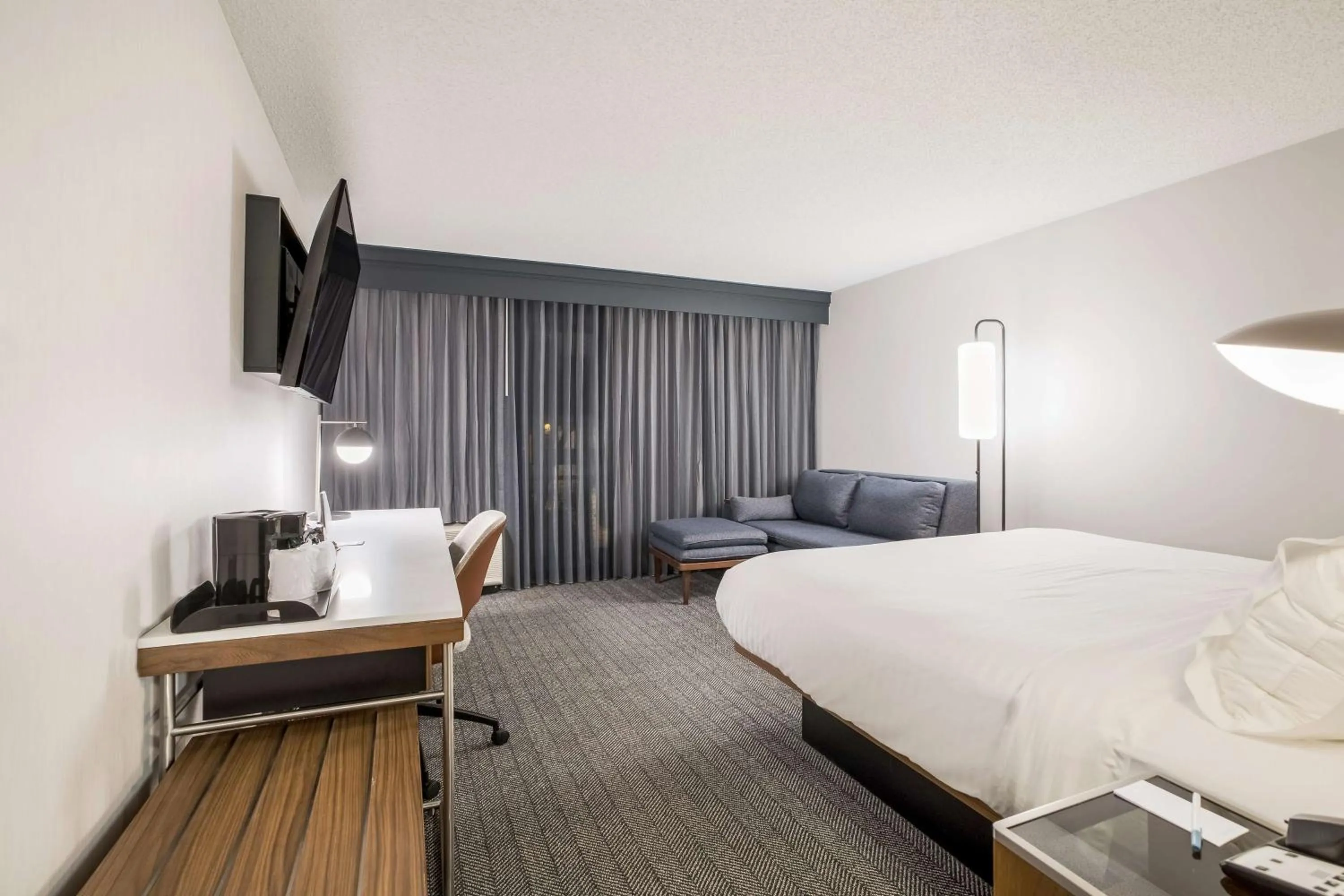 Guestroom King Room with Sofabed in Sonesta Select Phoenix Chandler