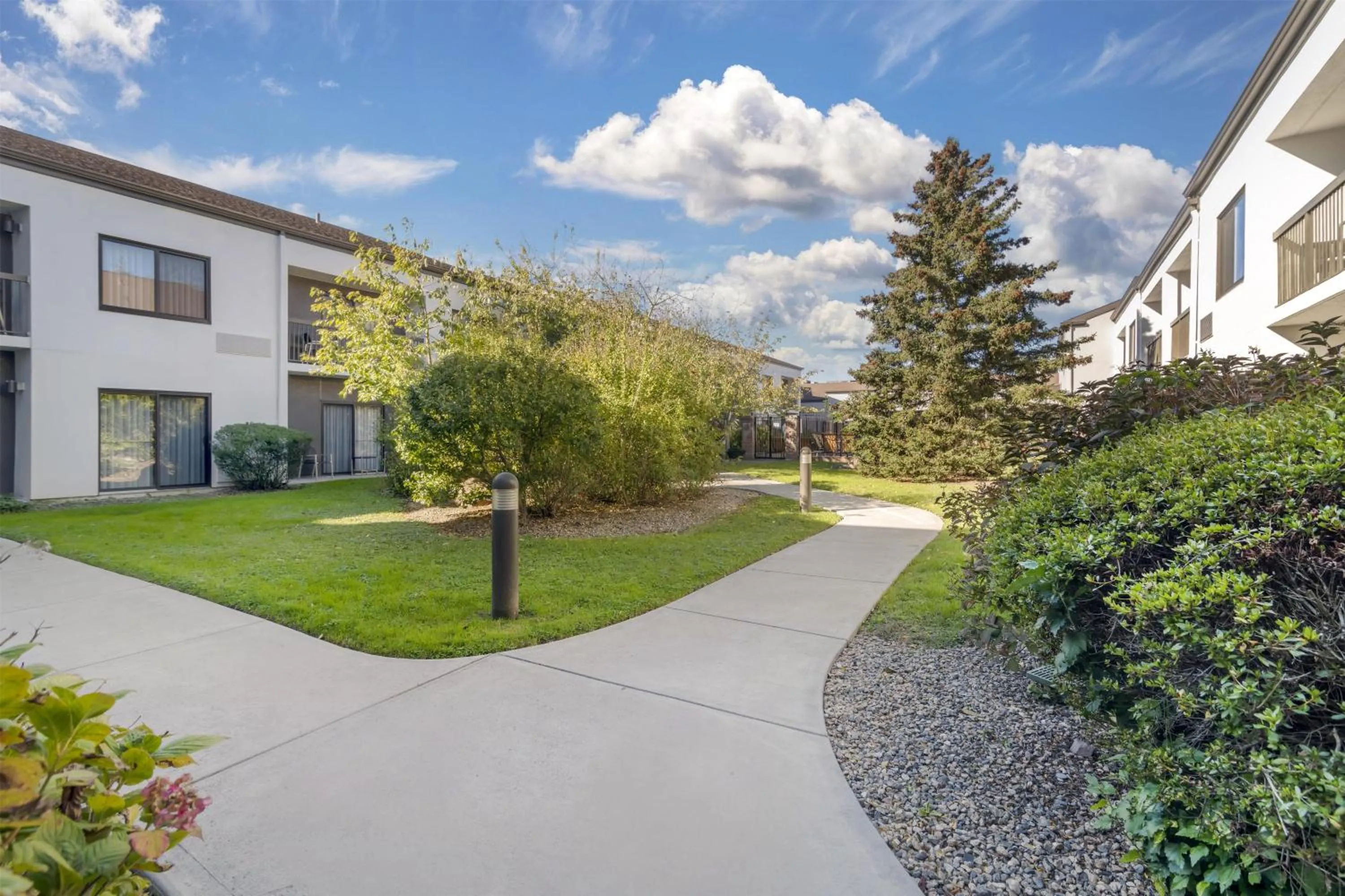 Deluxe King with Patio in Sonesta Select Newport Middletown