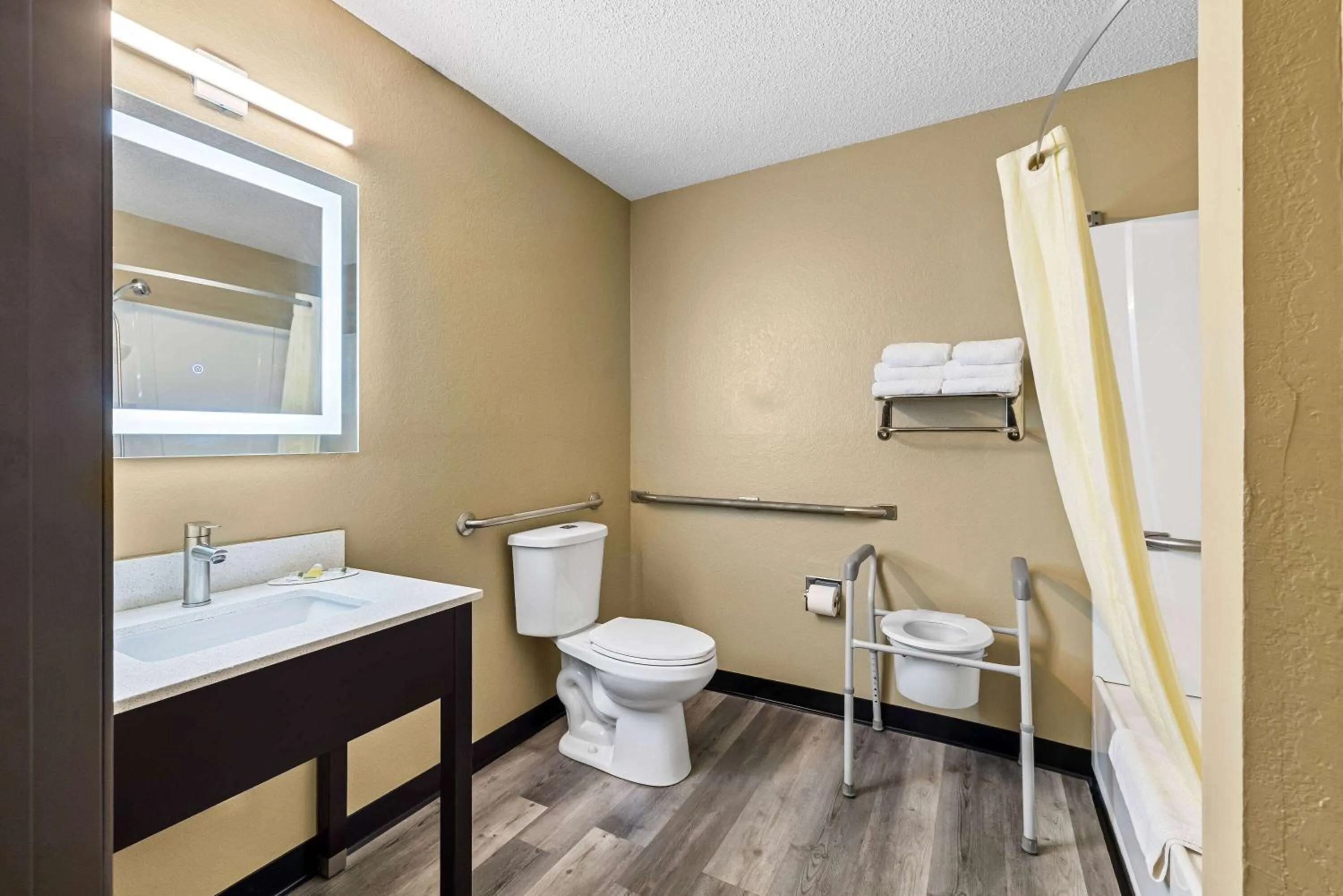 King Room with Bath Tub - Mobility/Hearing Accessible - Non-Smoking in Super 8 by Wyndham Amsterdam