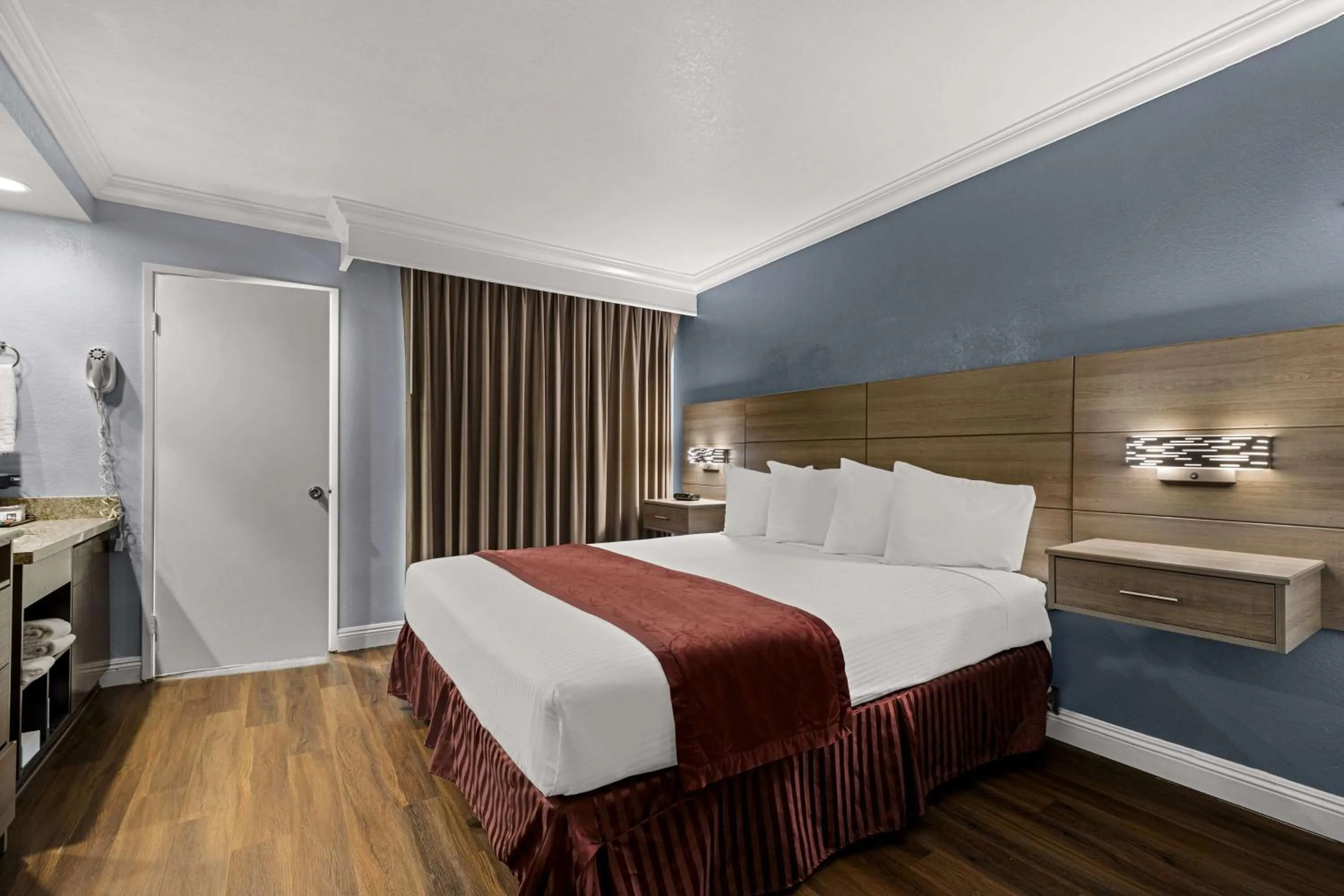 King Suite with Balcony - Non-Smoking in Best Western Moreno Hotel & Suites
