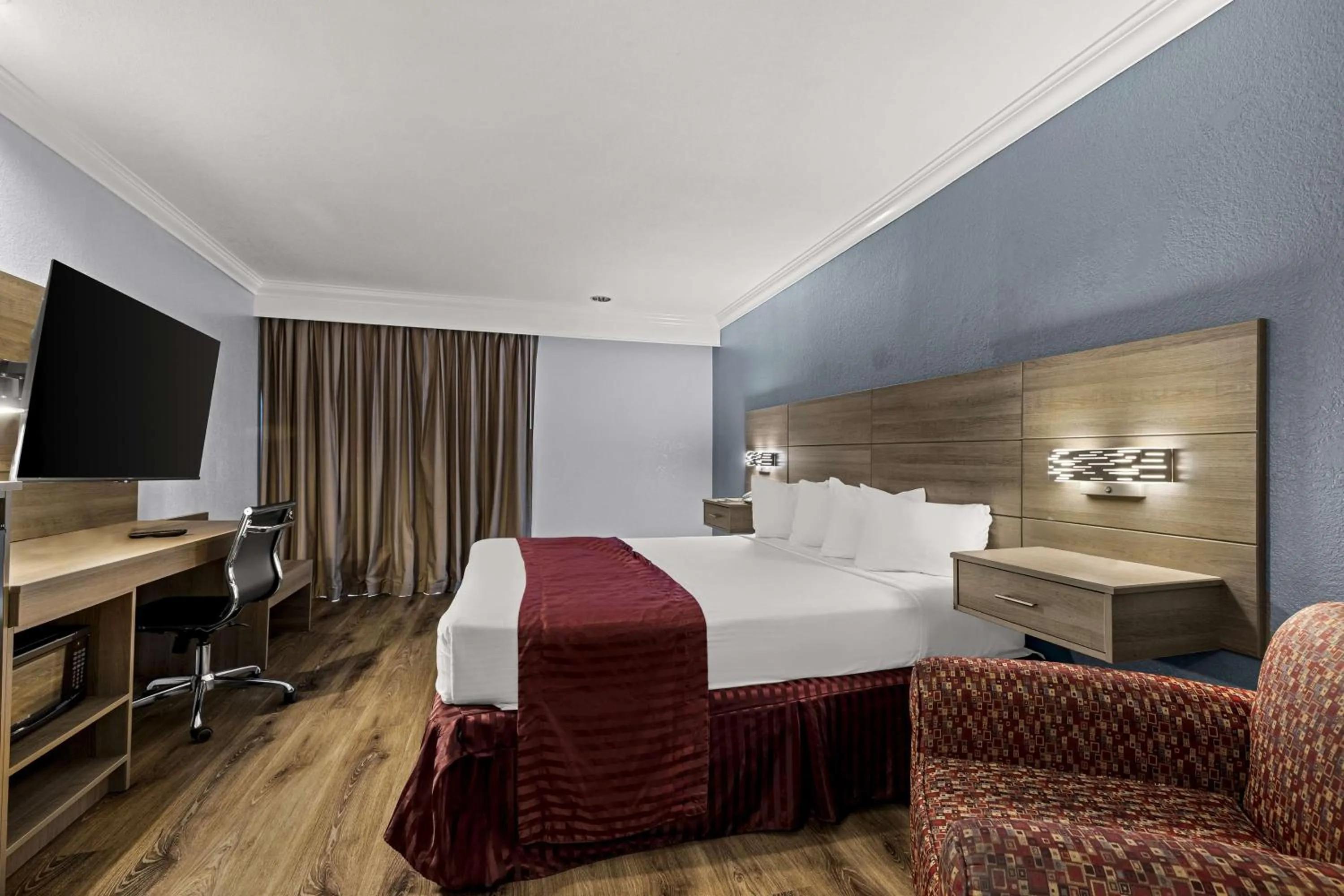 King Room with Balcony - Non-Smoking in Best Western Moreno Hotel & Suites