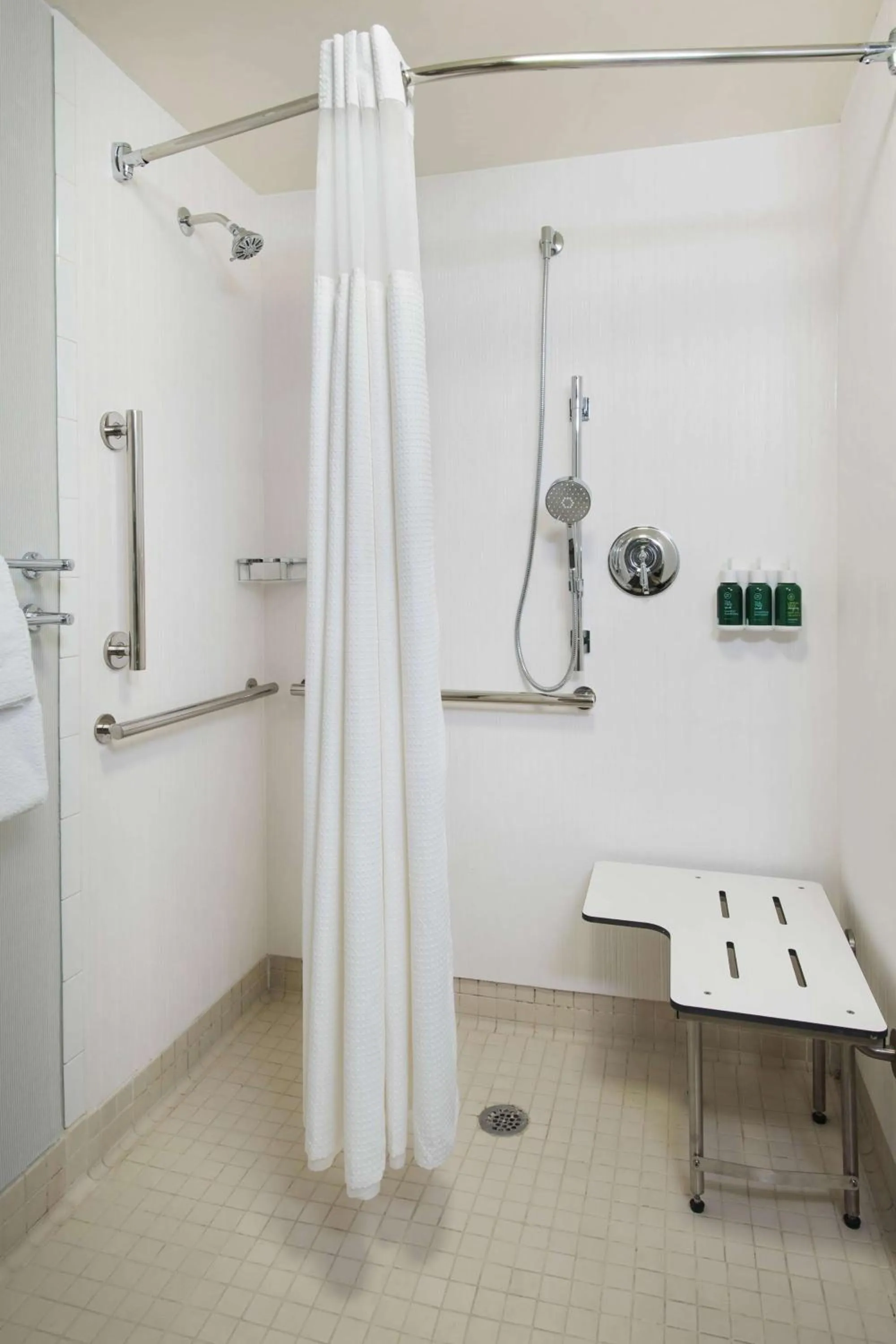 Mobility/Hearing Accessible Guestroom Two Queens Roll-In Shower in Sonesta Select Arlington Rosslyn