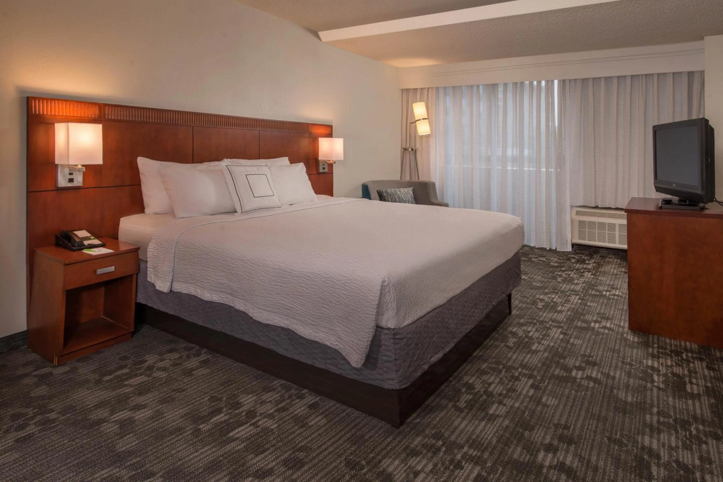 Mobility/Hearing Accessible Guestroom King Roll-In Shower in Sonesta Select Arlington Rosslyn