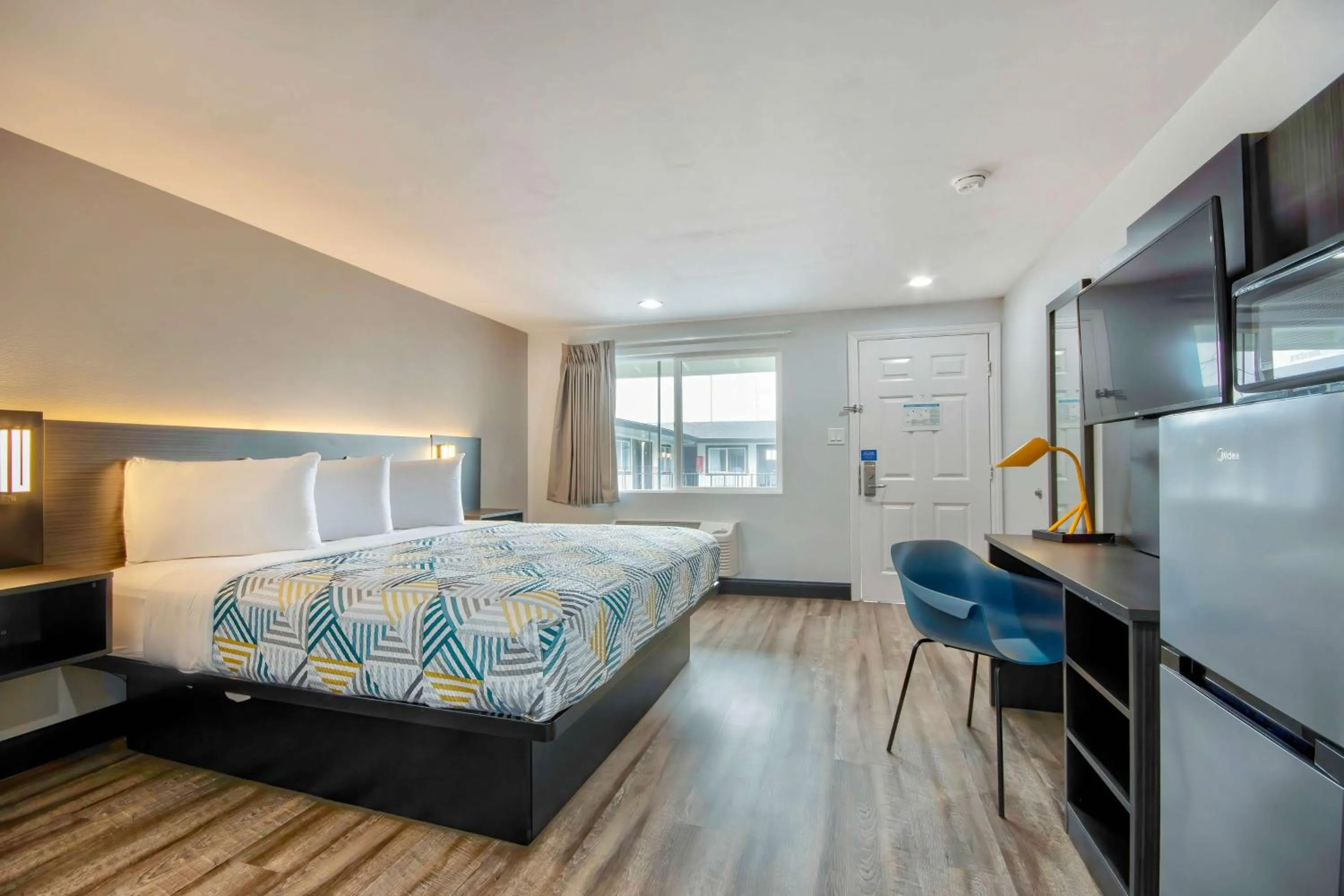 King Room with Roll-in Shower - Disability Access - Non-Smoking in Studio 6 Eureka CA Old Town