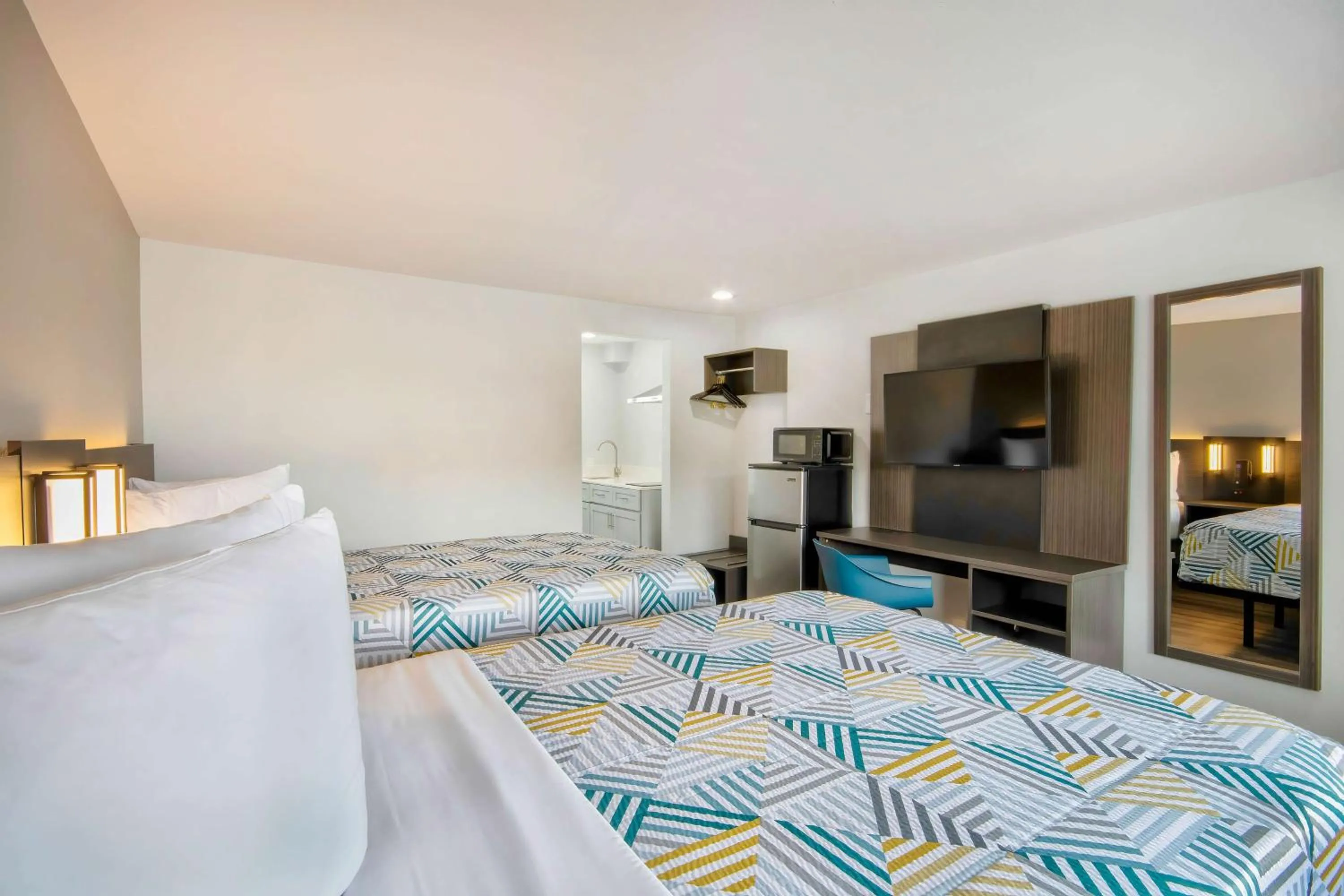 Quadruple Room - Non-Smoking in Studio 6 Eureka CA Old Town