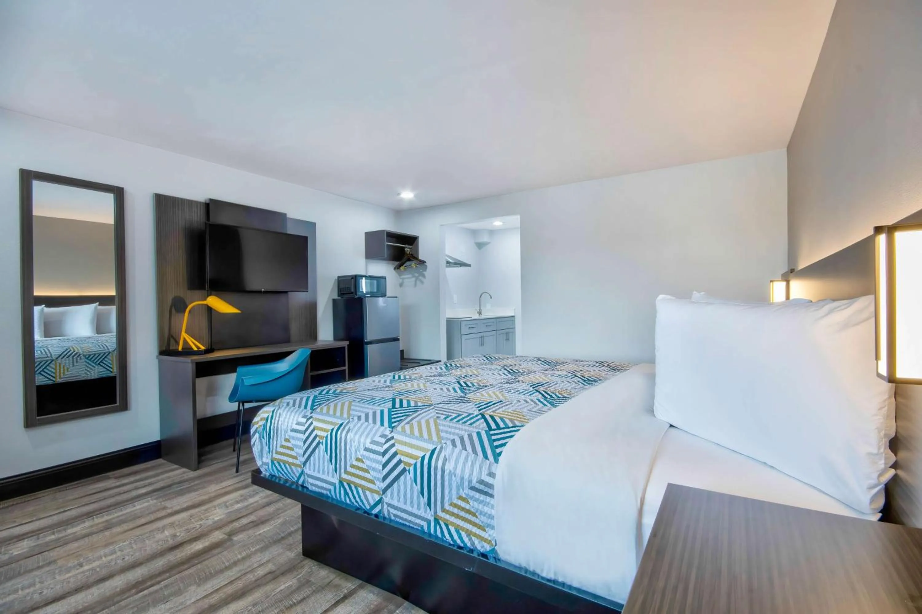 King Room - Non-Smoking in Studio 6 Eureka CA Old Town