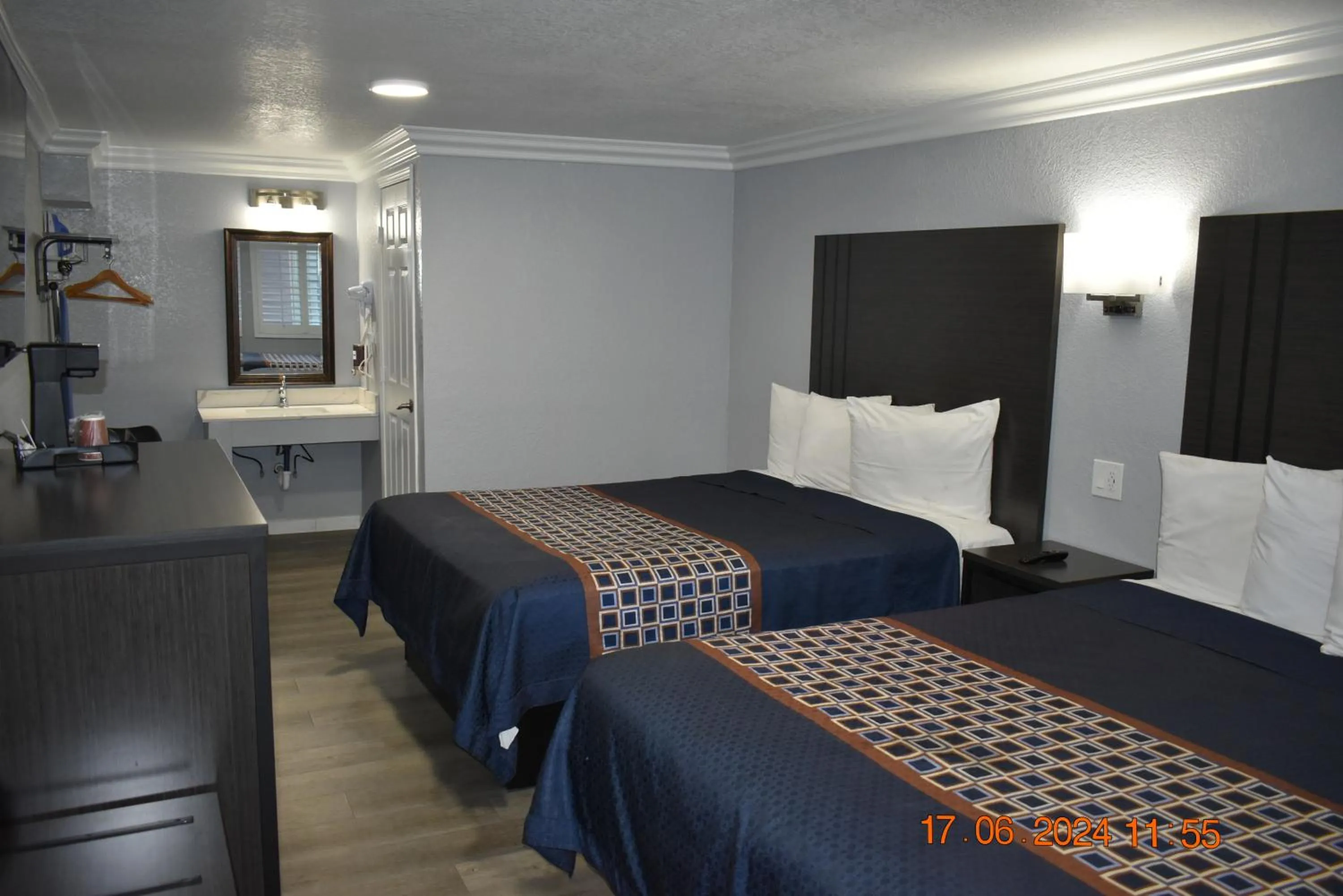 Queen Room with Two Queen Beds in Sea Garden Inn