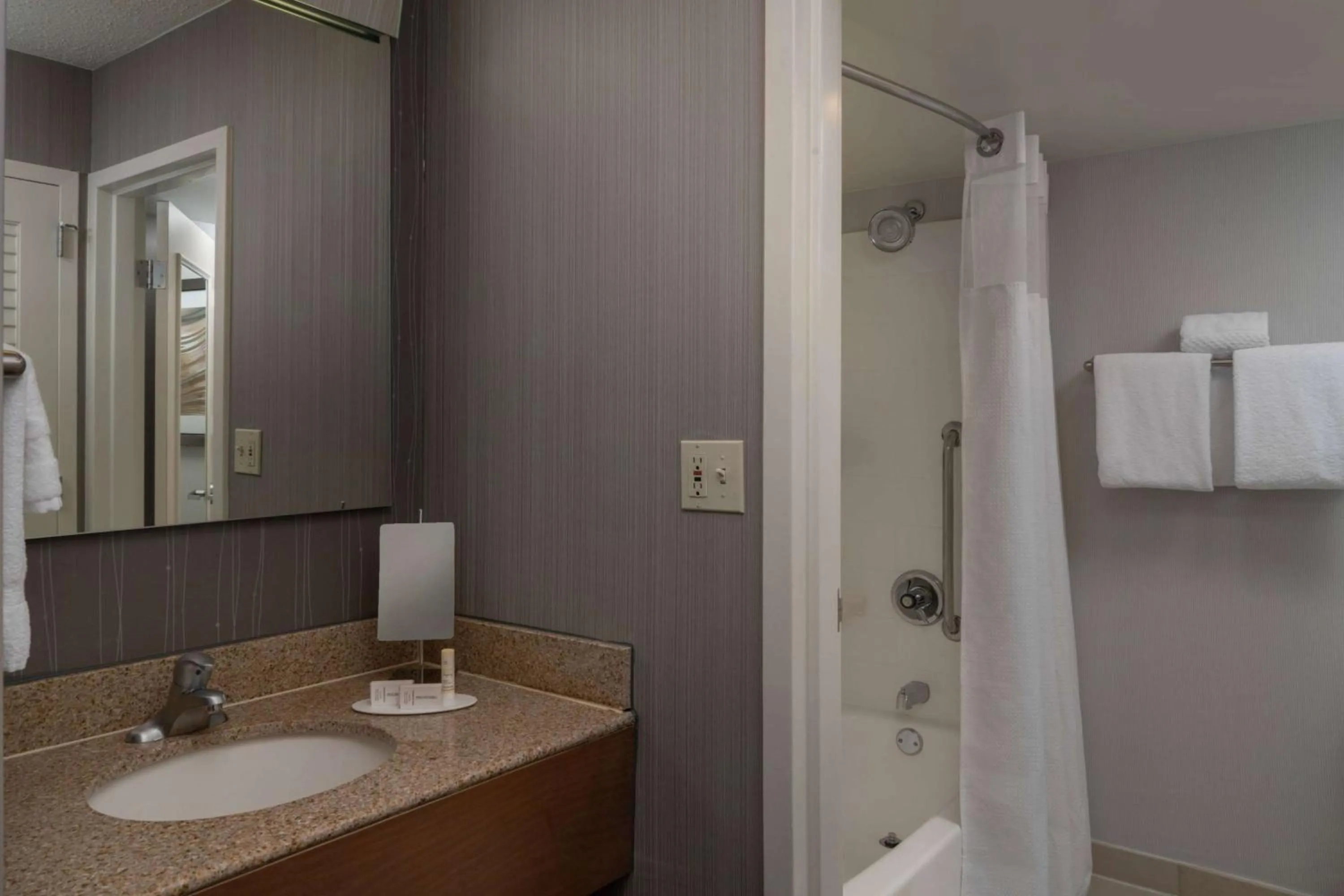 King Room with Tub - Mobility/Hearing Accessible in Sonesta Select Chattanooga Hamilton Place