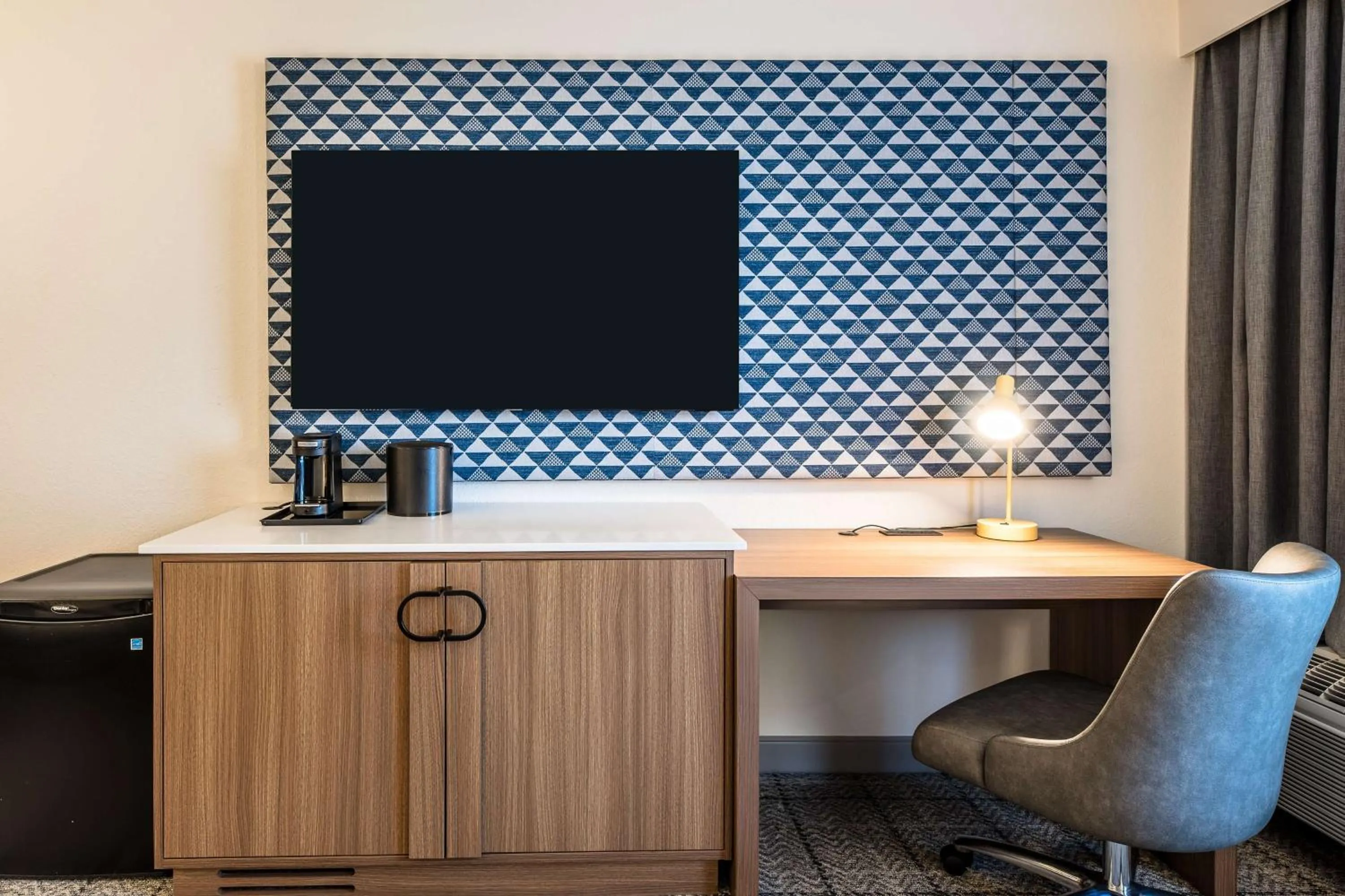 Guestroom King with Sofa Bed in Sonesta Select Dallas Richardson