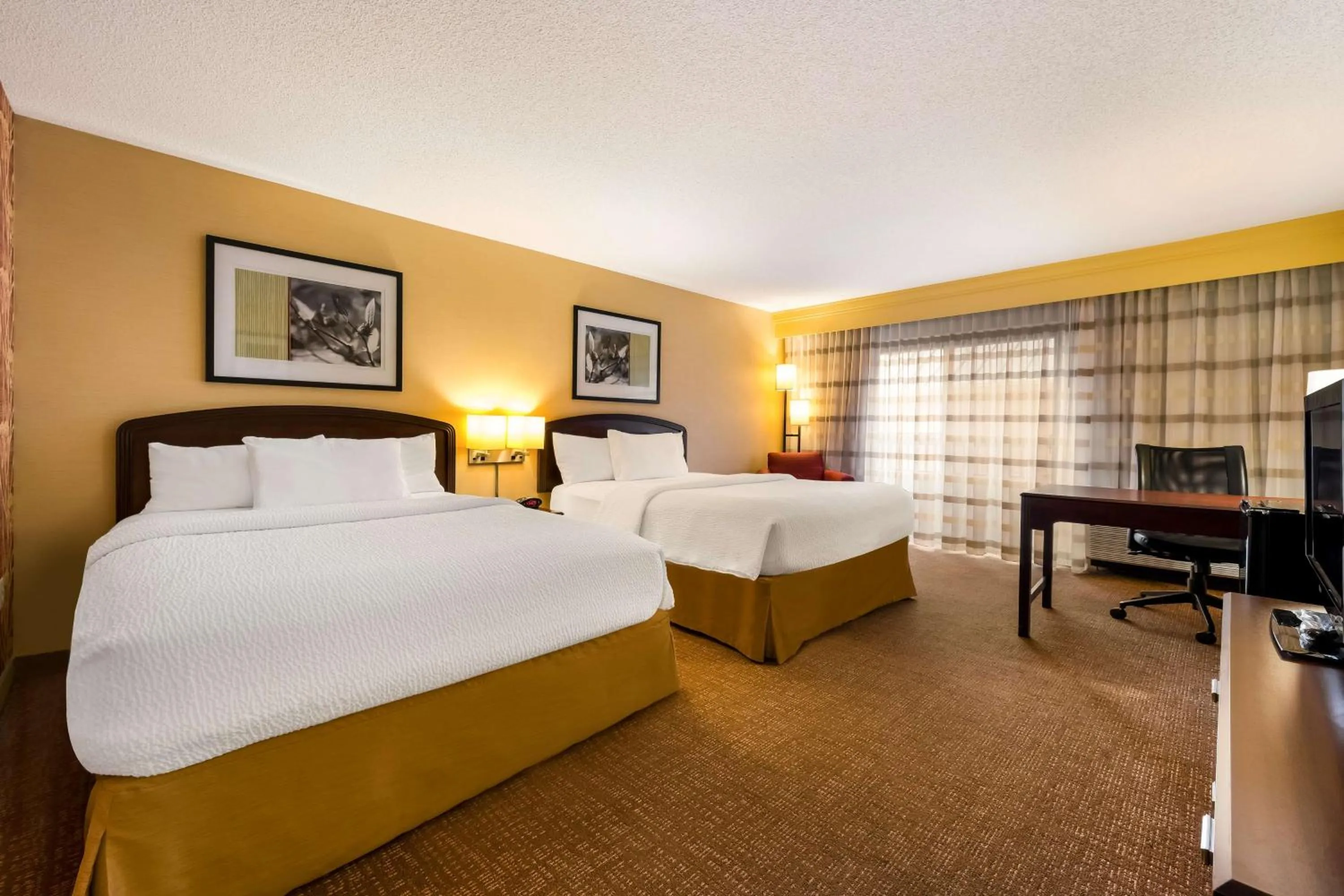 Deluxe - Two Queens - Balcony in Sonesta Select Detroit Novi