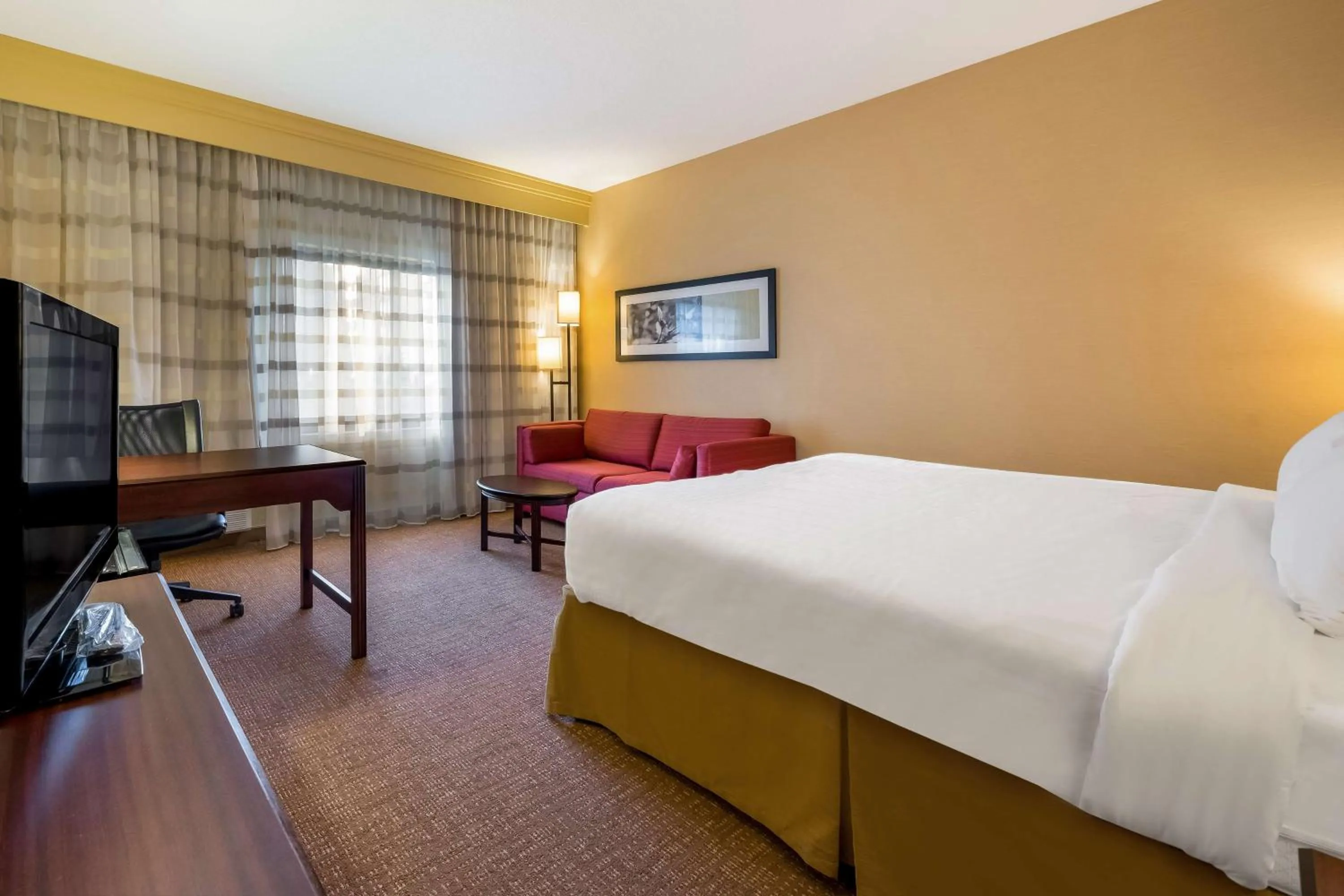 Deluxe King with Small Balcony in Sonesta Select Detroit Novi