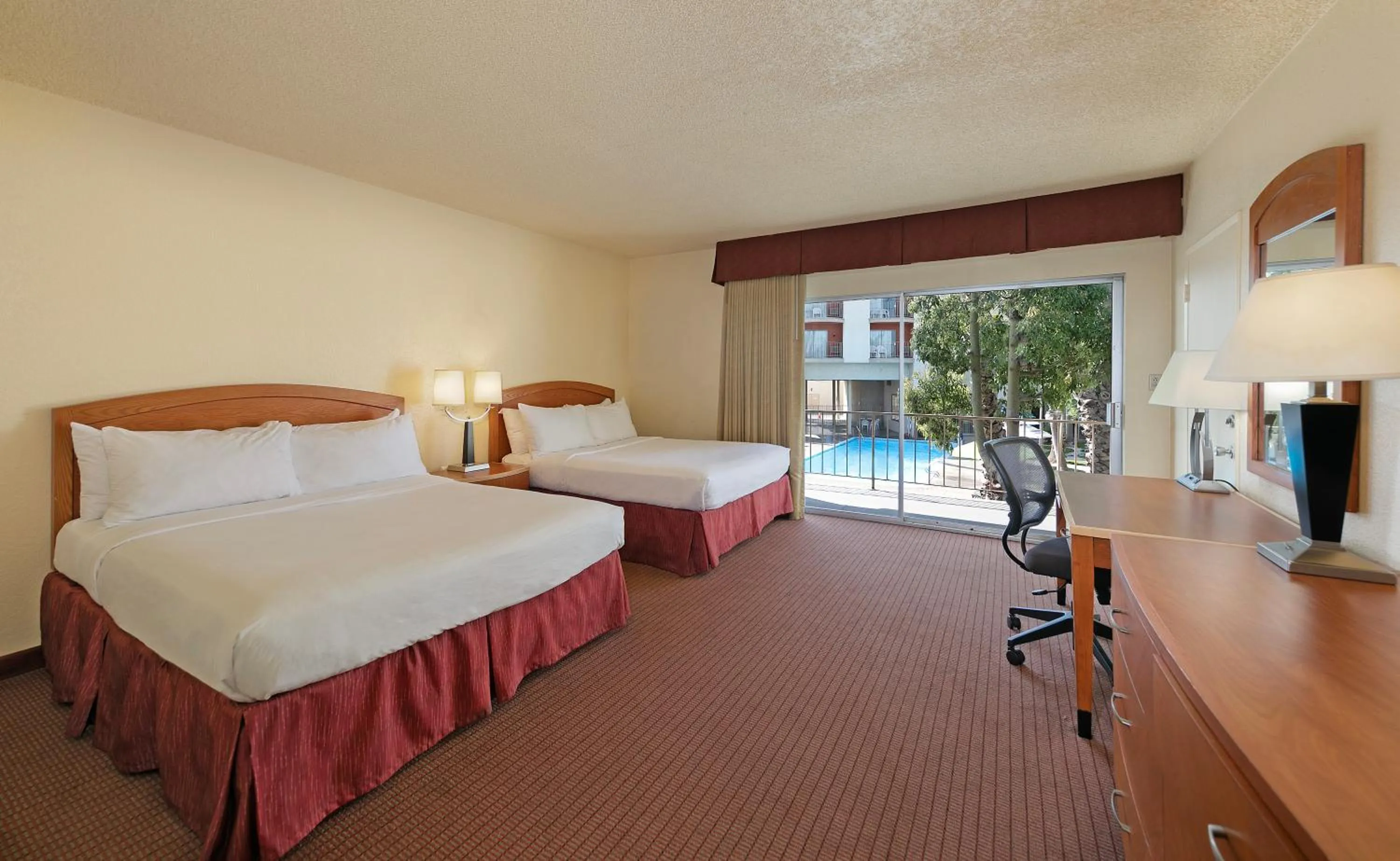 Queen Room with Walk-In Shower - Disability Access/Non-Smoking in Golden Sails Hotel