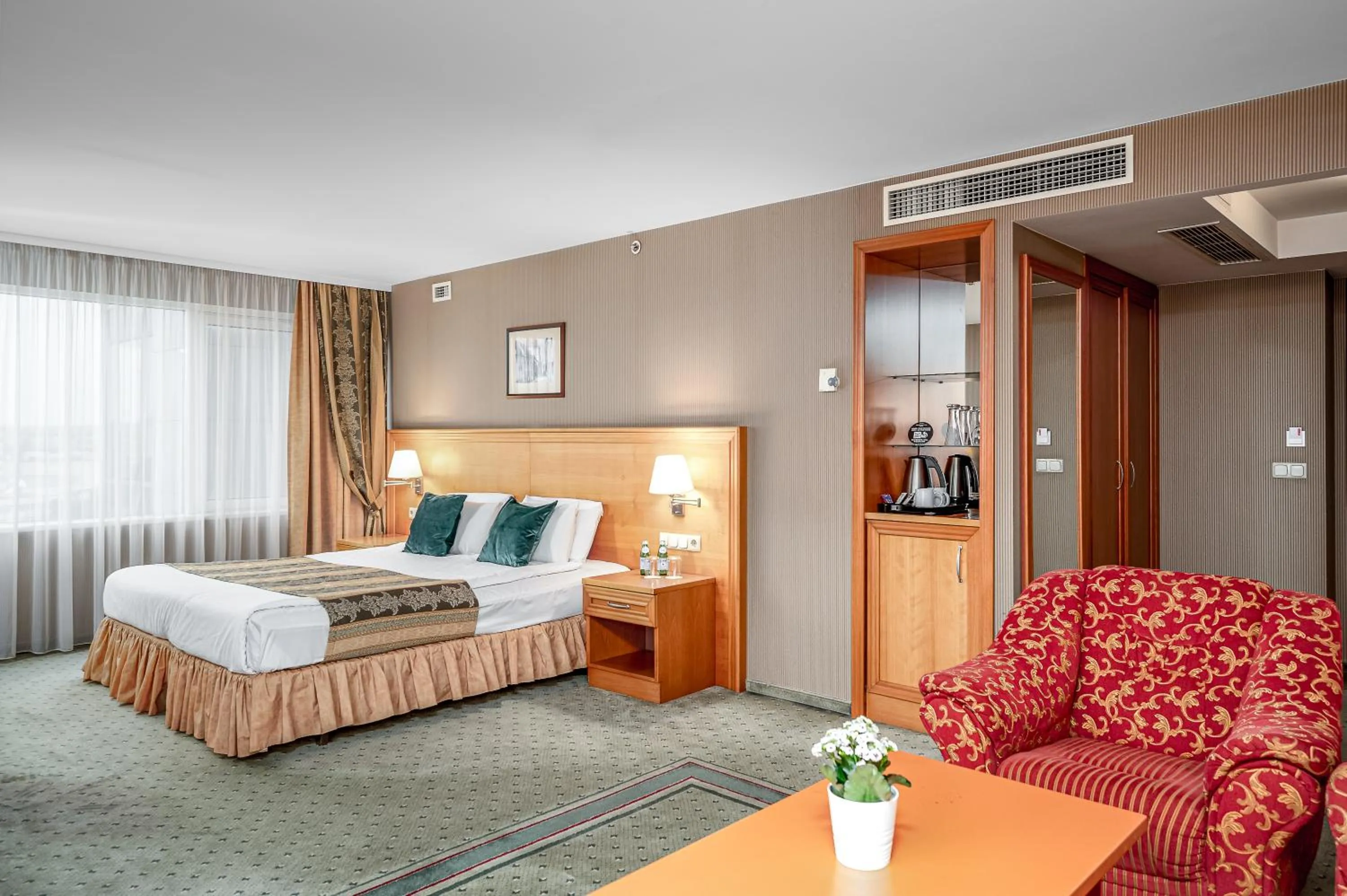 Deluxe Twin Room in VILNIUS PARK PLAZA HOTEL, Restaurant & Terrace, Panorama Bar, Conference & Banquet Center