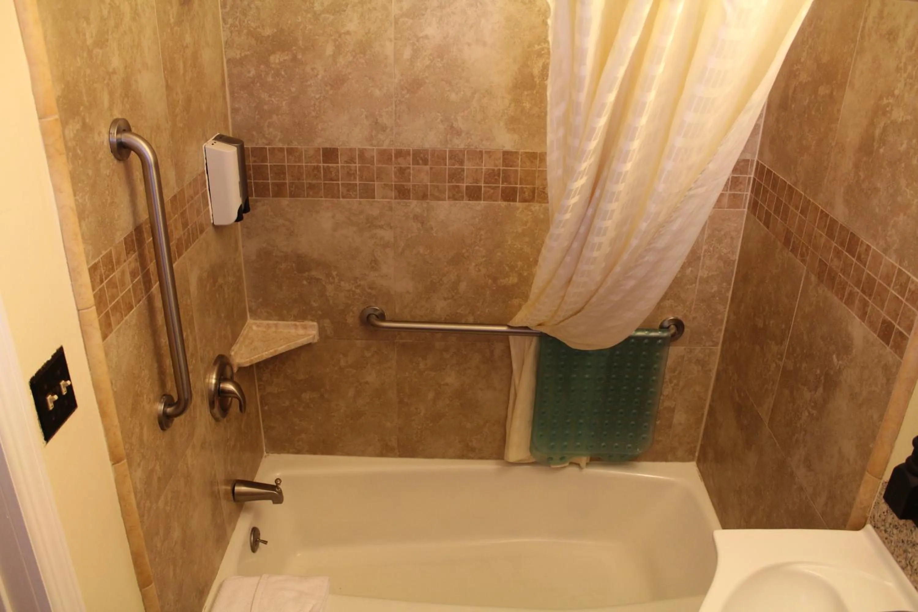 Queen Room - Non-Smoking in Riverside Inn & Suites Santa Cruz