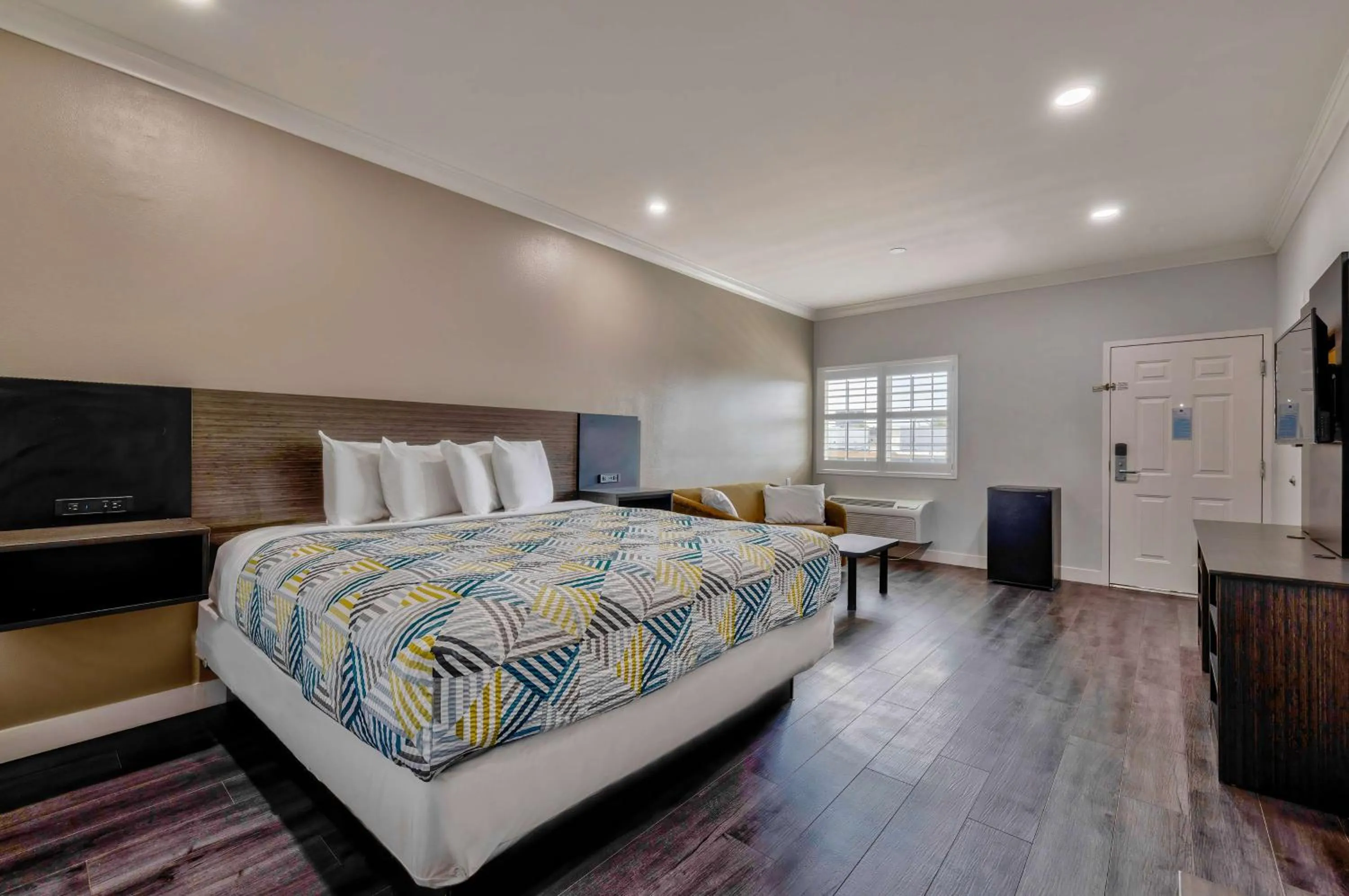 Deluxe King Suite - Non-Smoking in Motel 6 South Gate CA