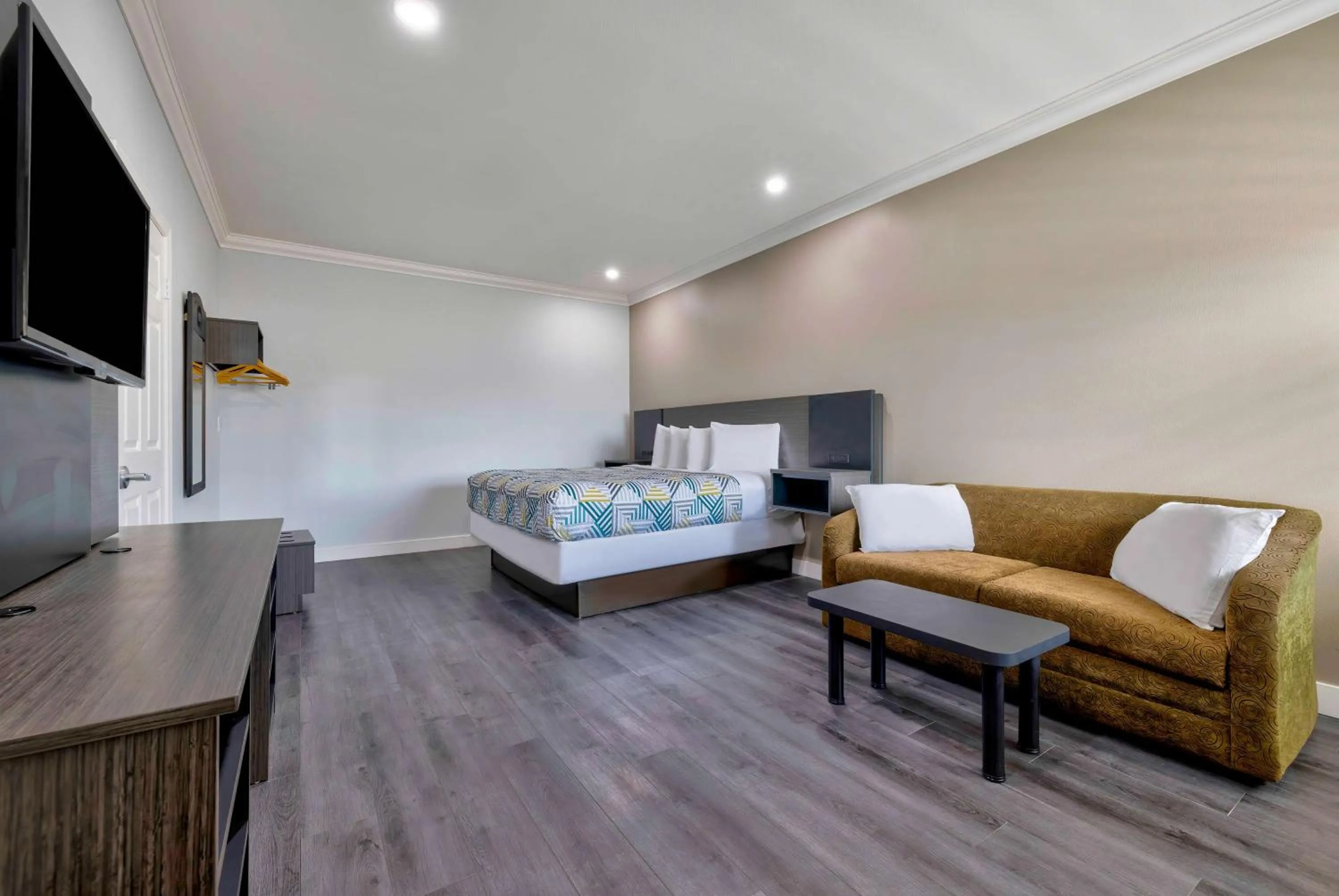 Queen Room - Disability Access - Non-Smoking in Motel 6 South Gate CA