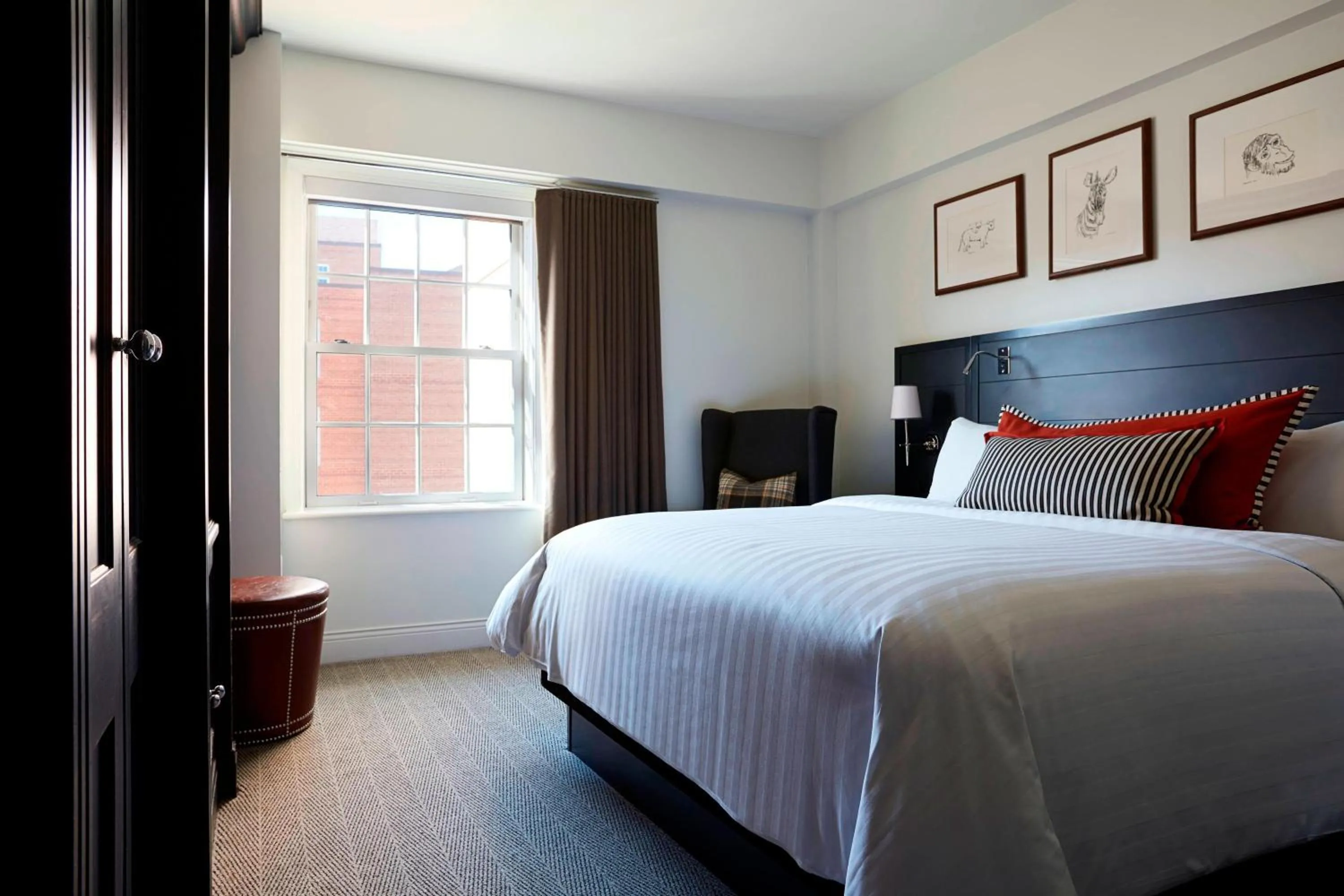 Cozy King Room with Roll-In Shower - Mobility Accessible in College Park Marriott Hotel & Conference Center