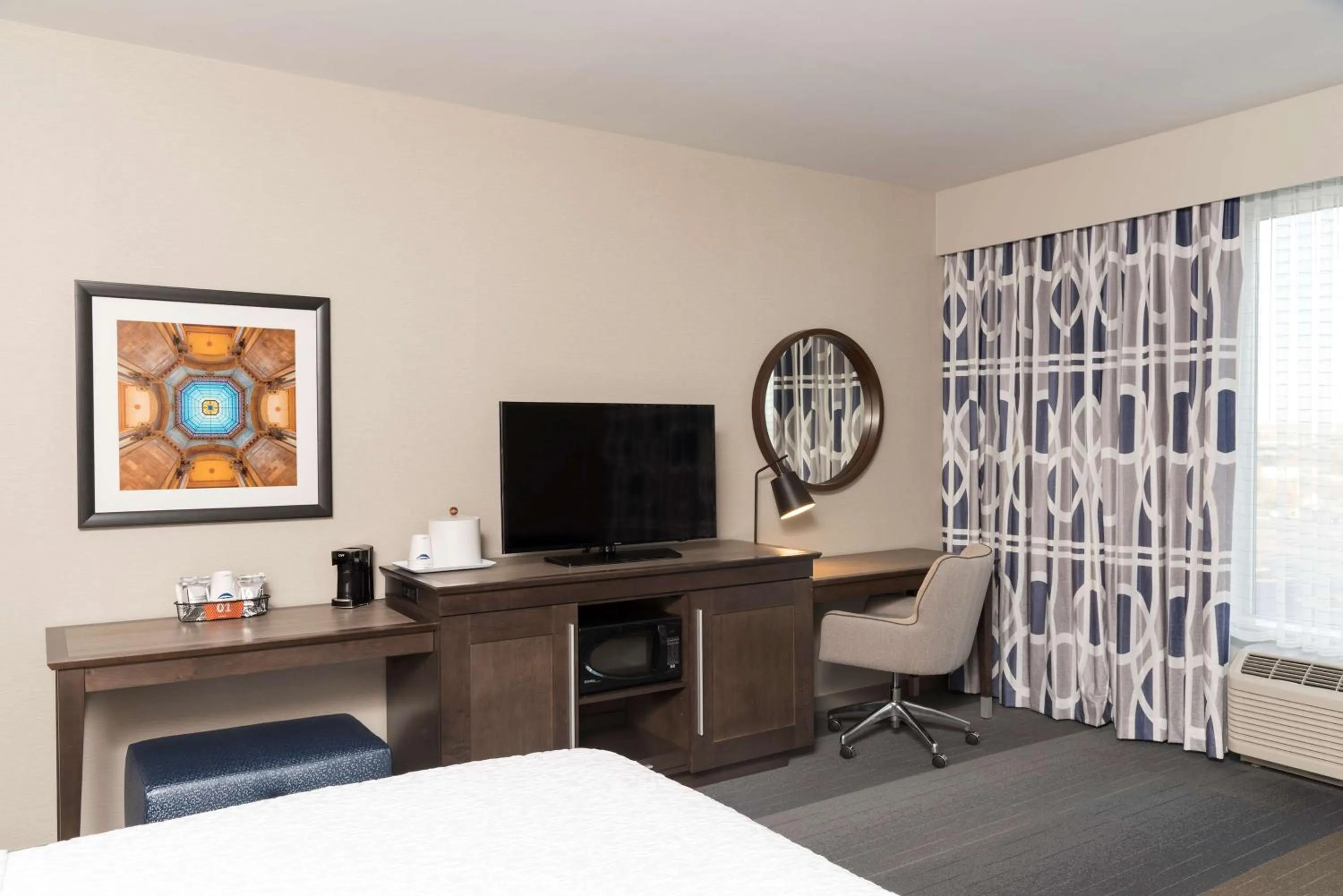 King Room with Sofa Bed - Hearing Accessible/Non-Smoking in Hampton Inn & Suites Indianapolis-Keystone, IN
