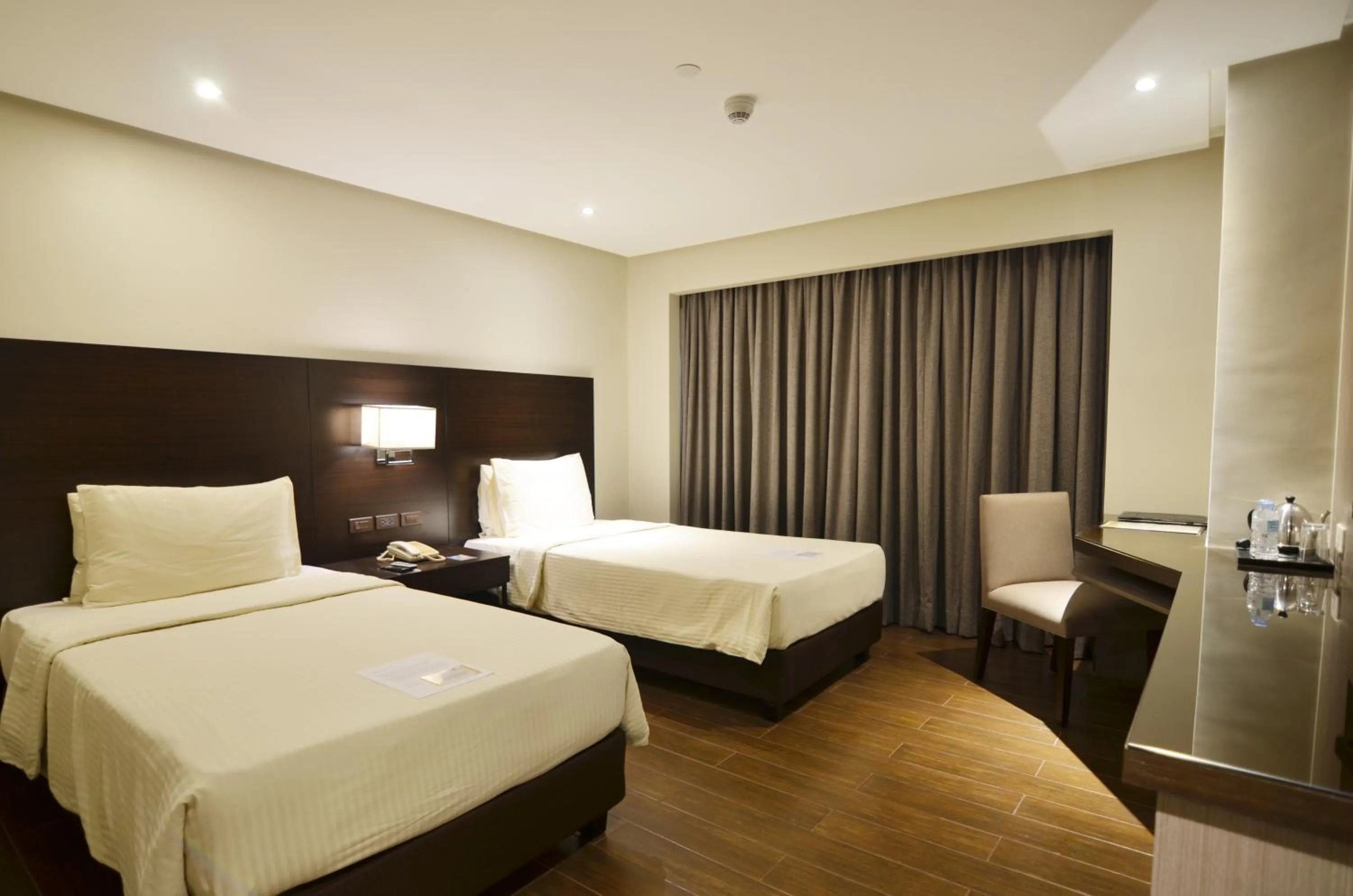 Deluxe Twin Room in Pearl Garden Hotel