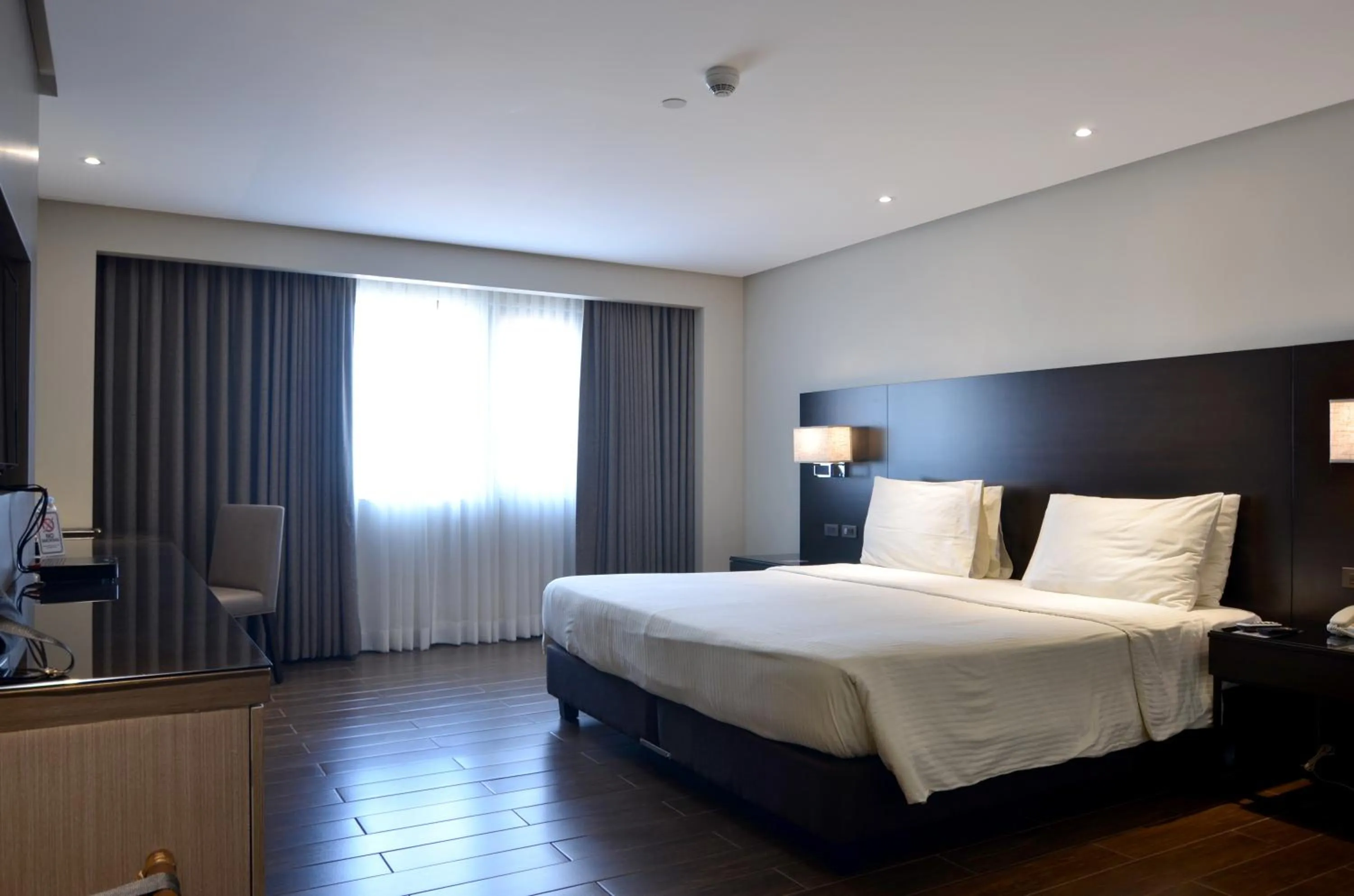 Deluxe King Room in Pearl Garden Hotel