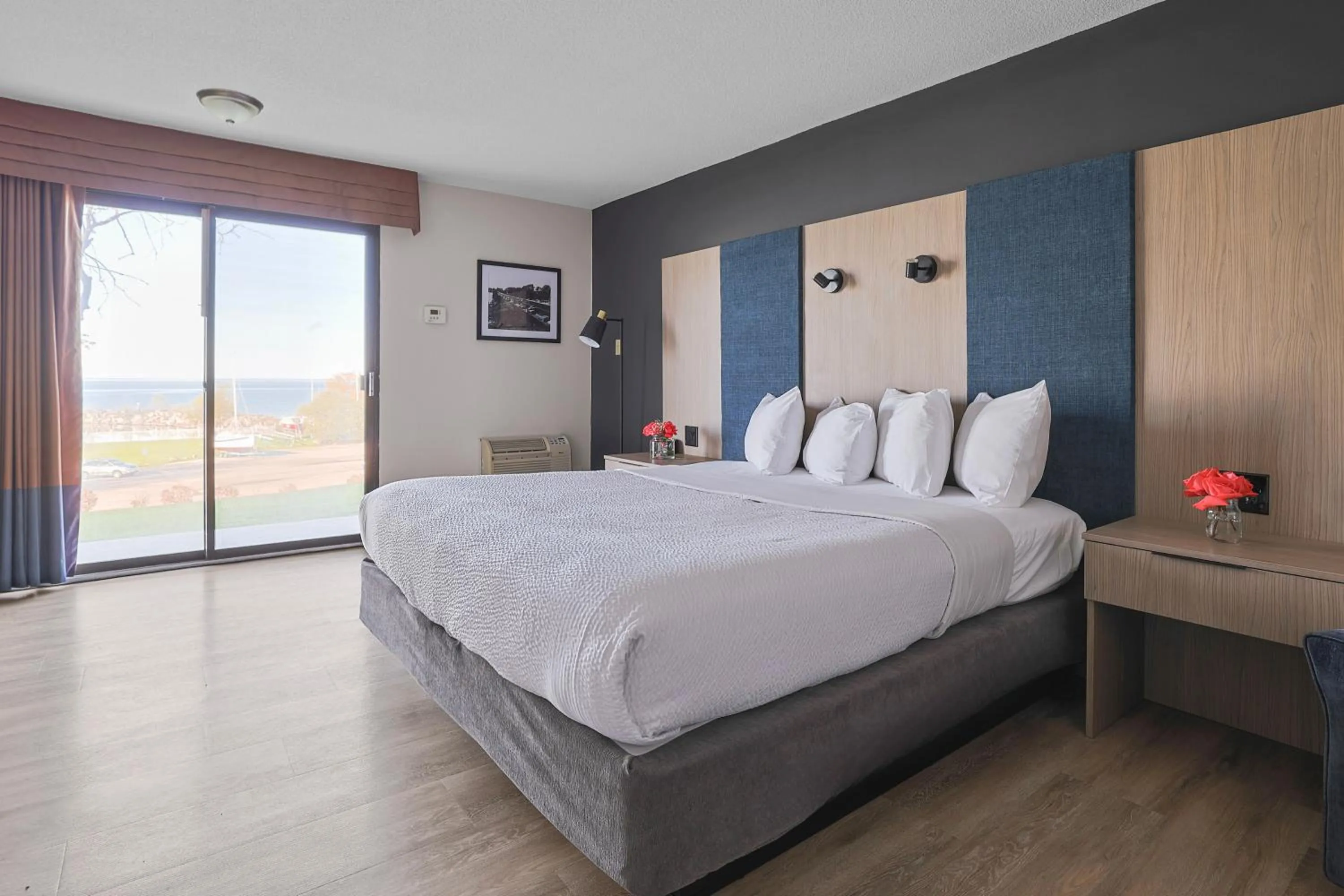 Queen Room - Non-Smoking in The Jordan Hotel Ramada by Wyndham