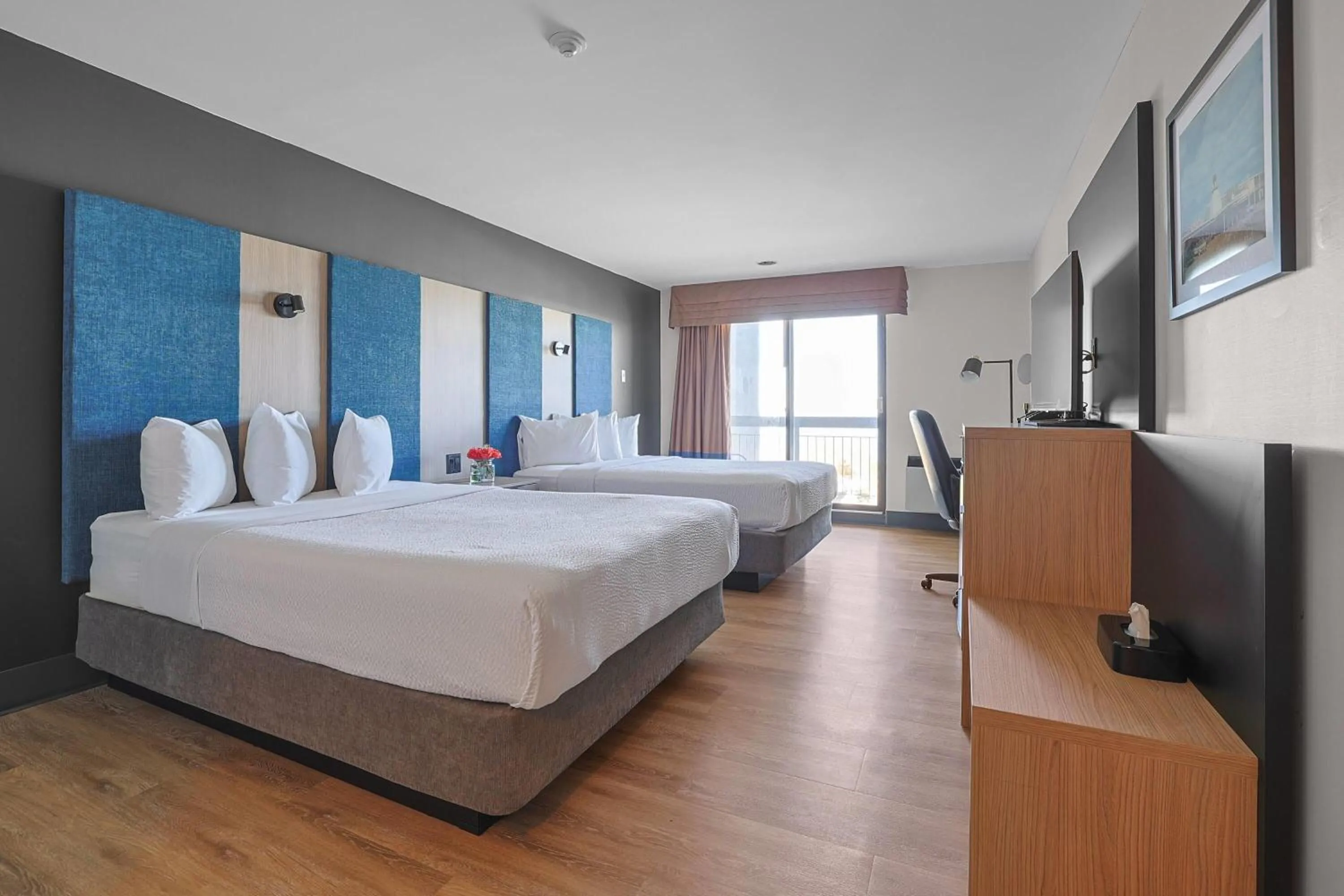 Queen Room with Two Queen Beds, Balcony and Lake View in The Jordan Hotel Ramada by Wyndham