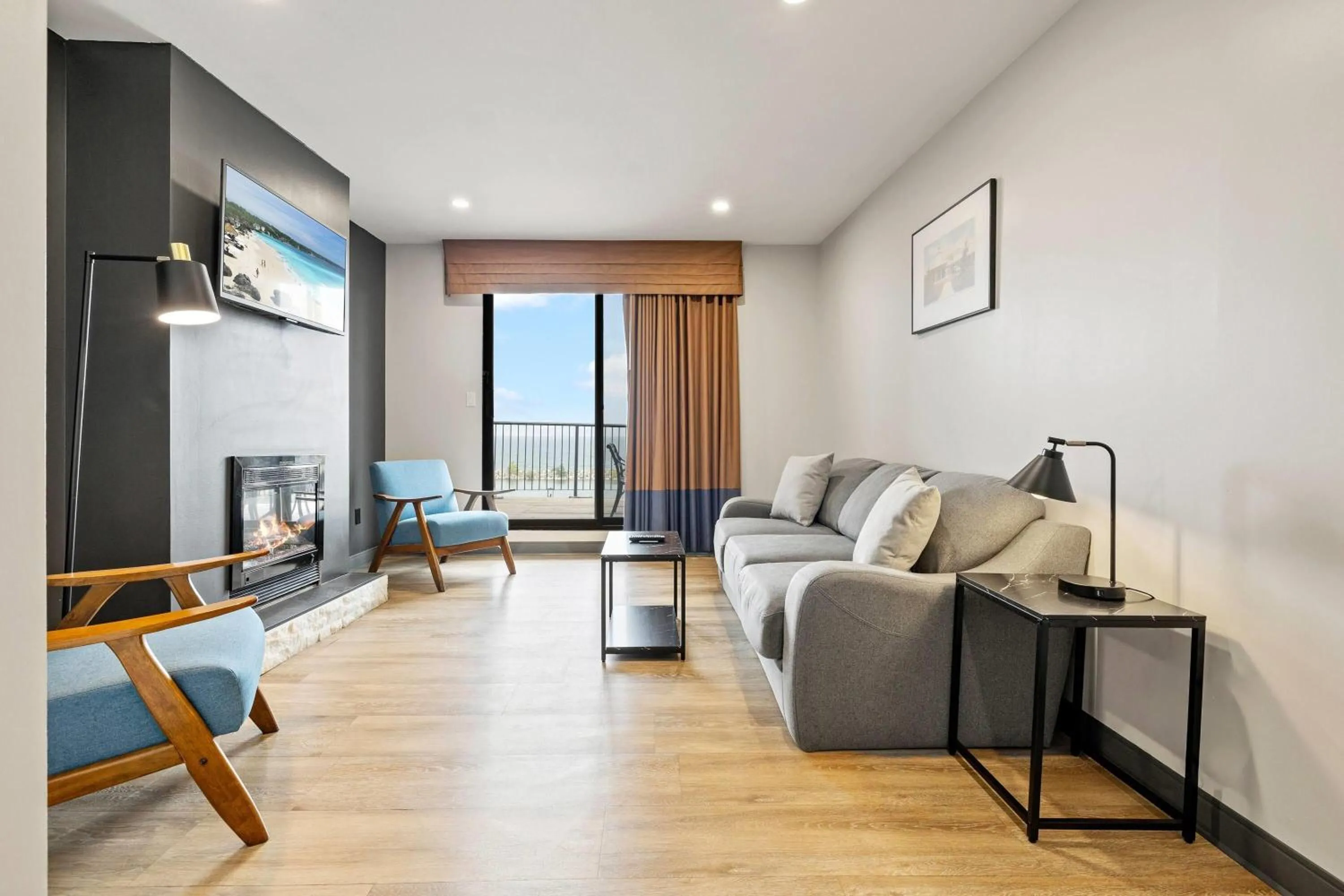 King Premium Suite with Sofa Bed, Soaker Tub and Lake View in The Jordan Hotel Ramada by Wyndham