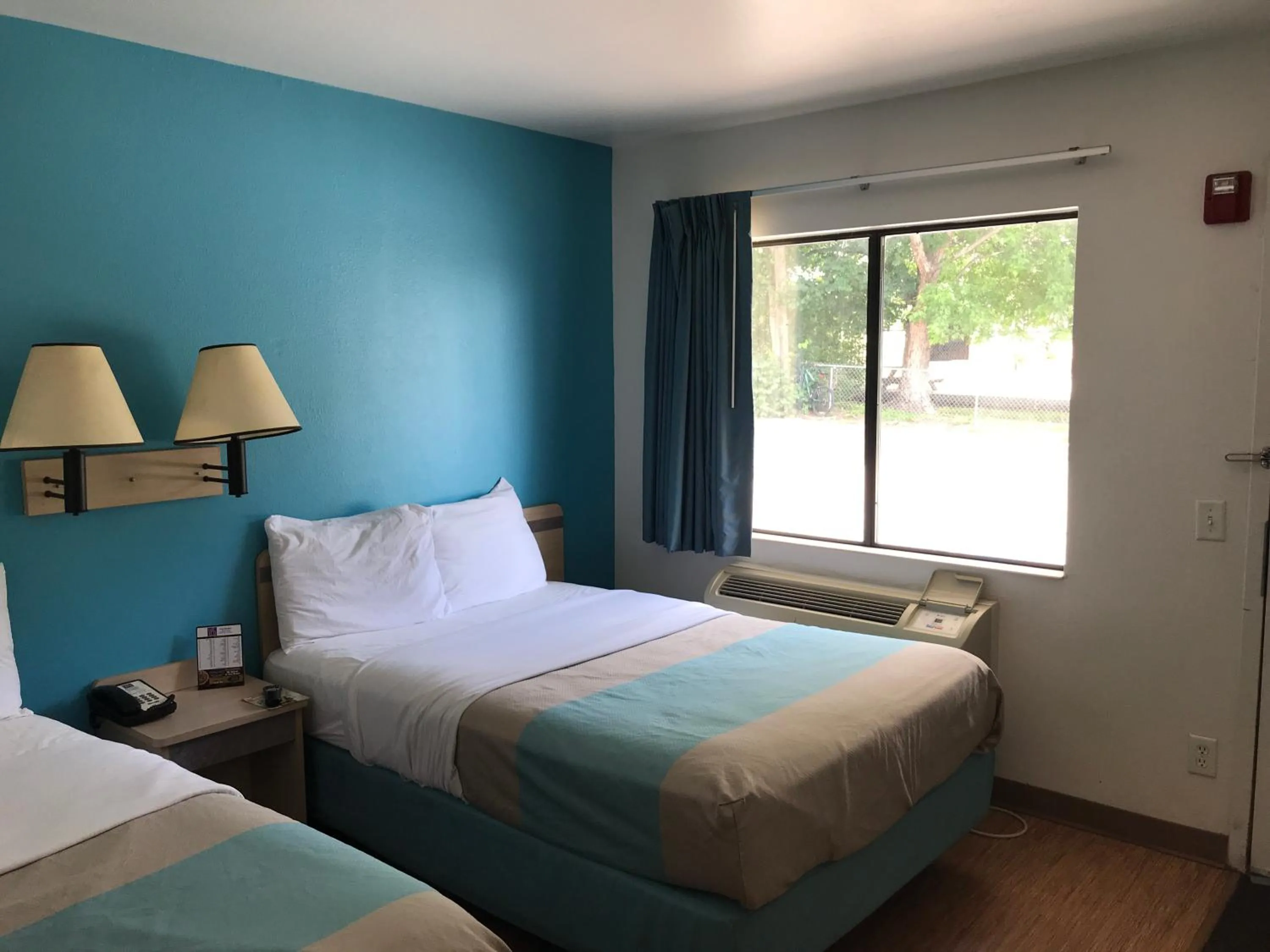 Quadruple Room - Disability Access - Roll in Shower in Motel 6-Des Moines, IA - North