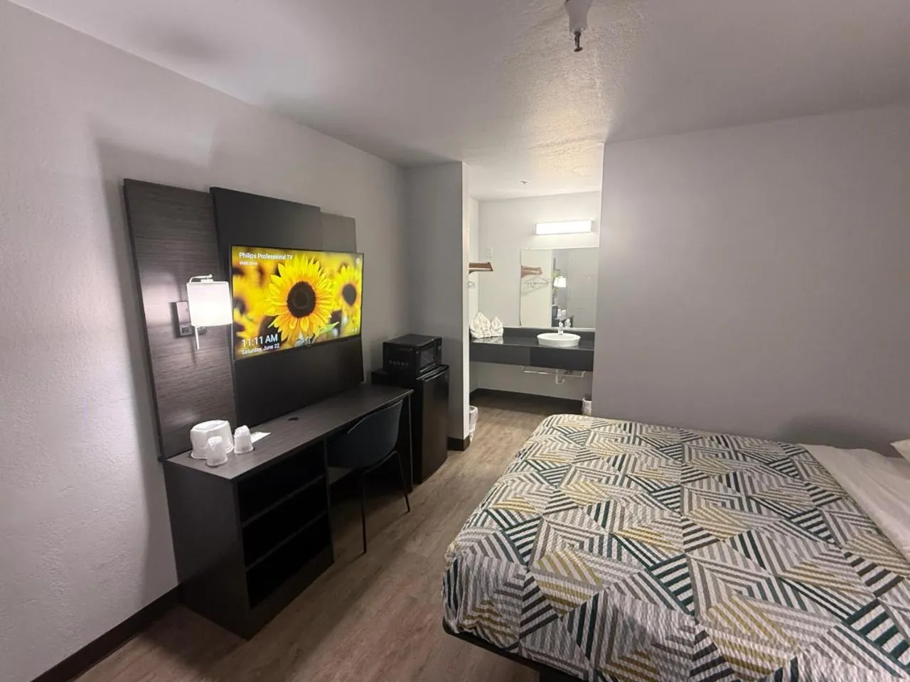 Deluxe Queen Room - Non-Smoking in Motel 6-Des Moines, IA - North