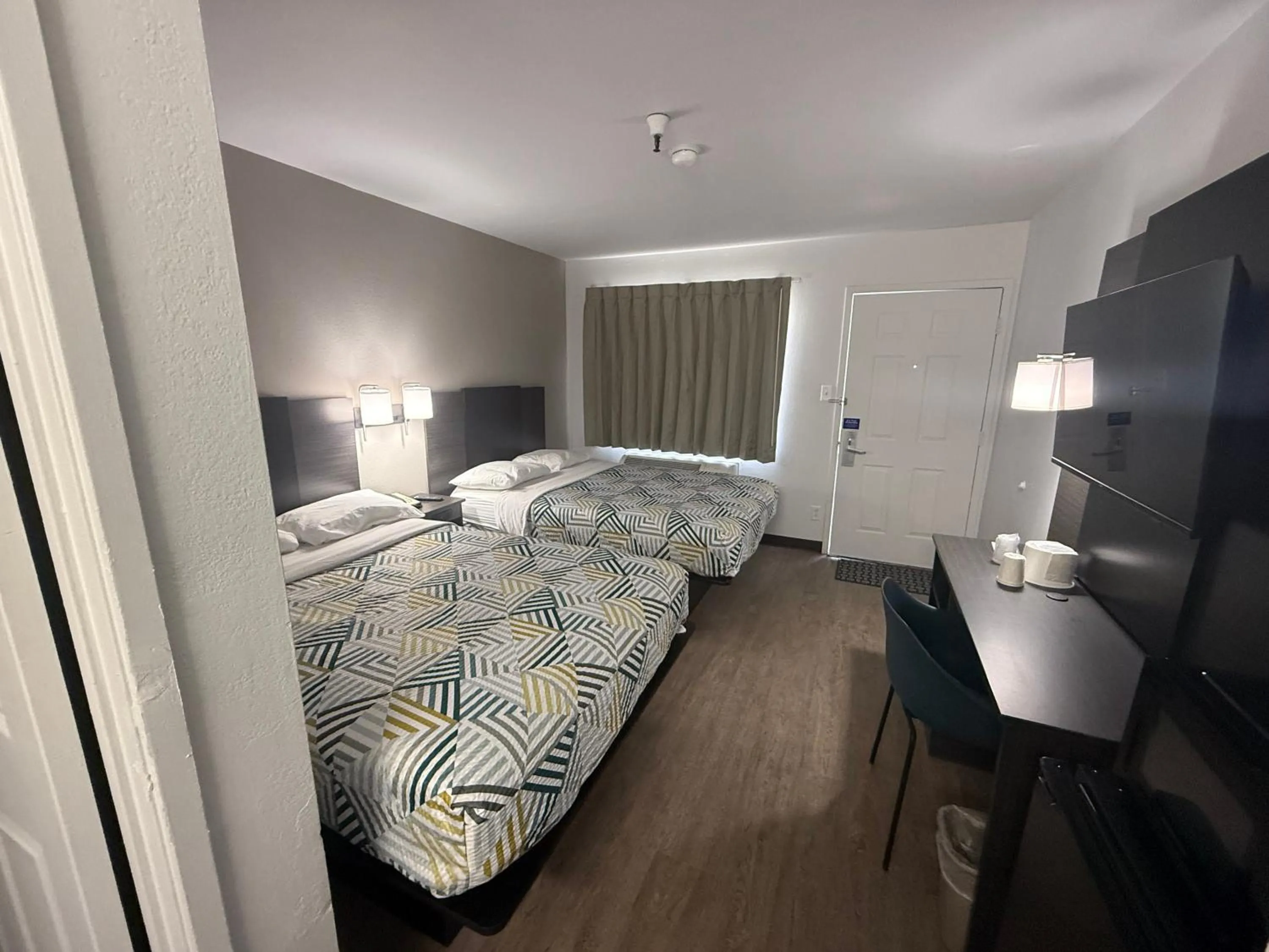 Deluxe Quadruple Room - Non-Smoking in Motel 6-Des Moines, IA - North