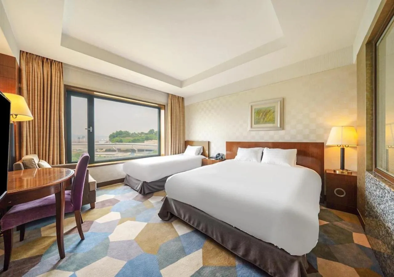 Deluxe Twin Room in Niagara Hotel