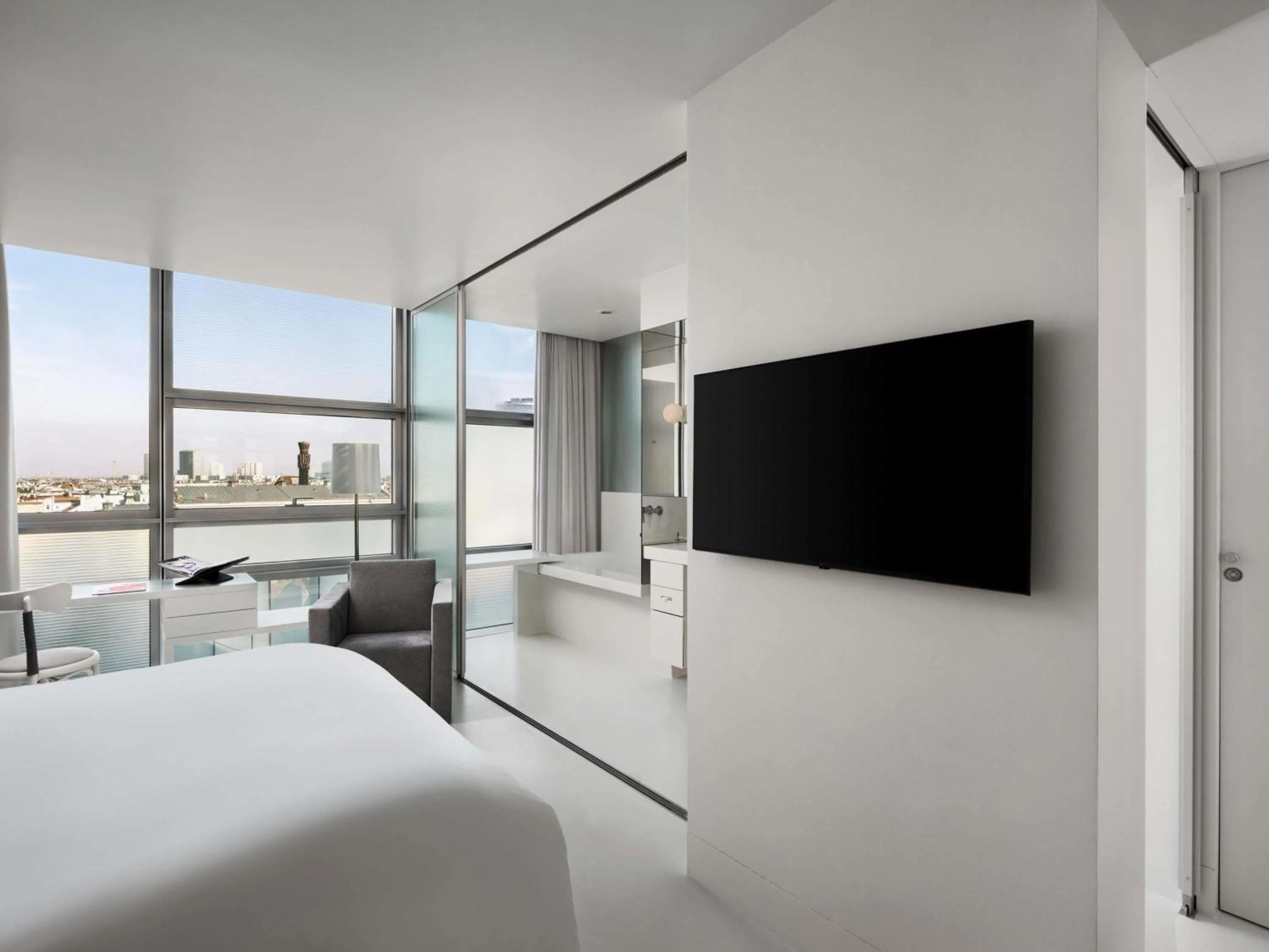 Classic – Ferris Wheel View, queen bed in SO/ Vienna