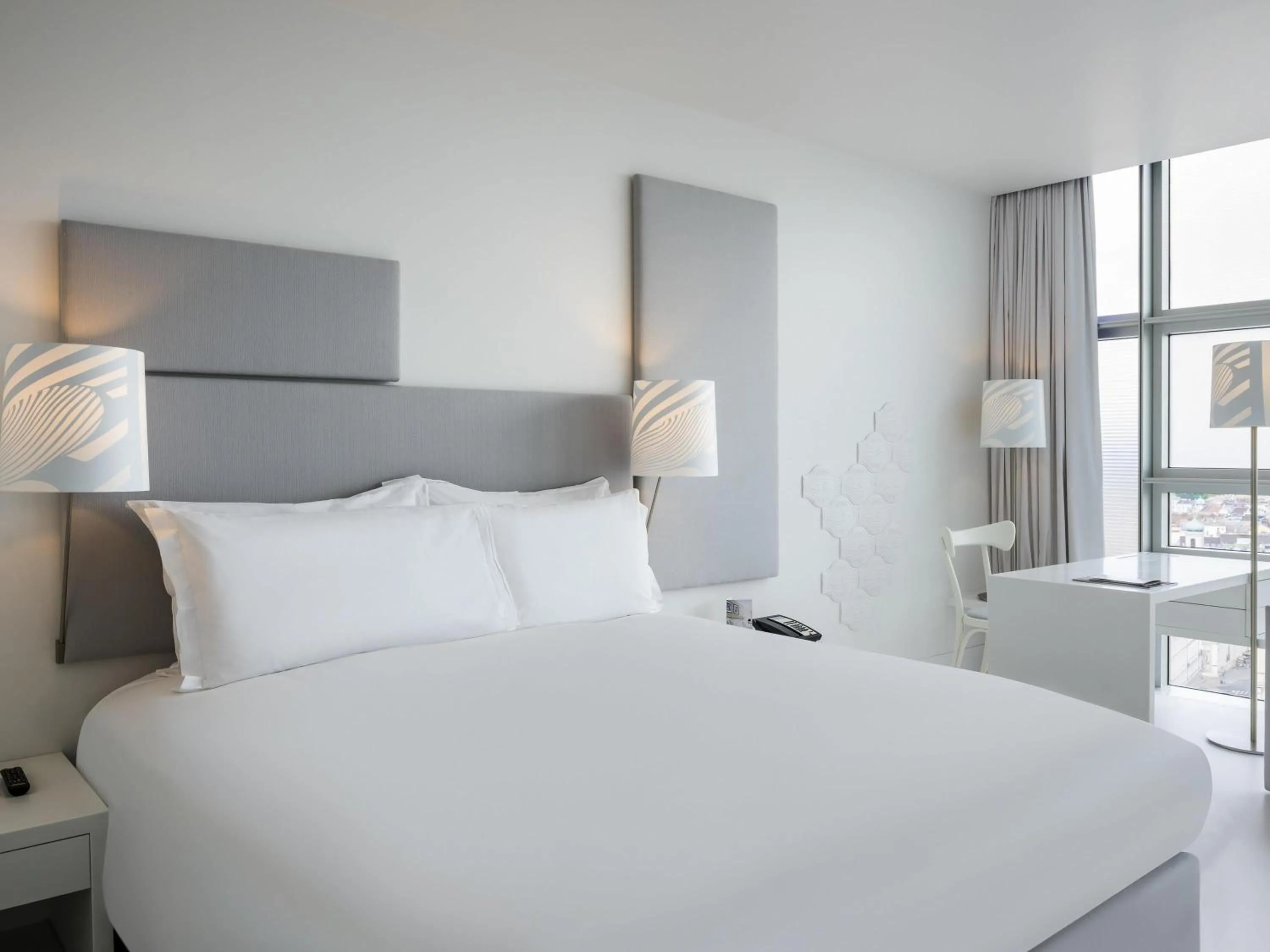 SO Cozy Queen Room with Ferris Wheel View in SO/ Vienna