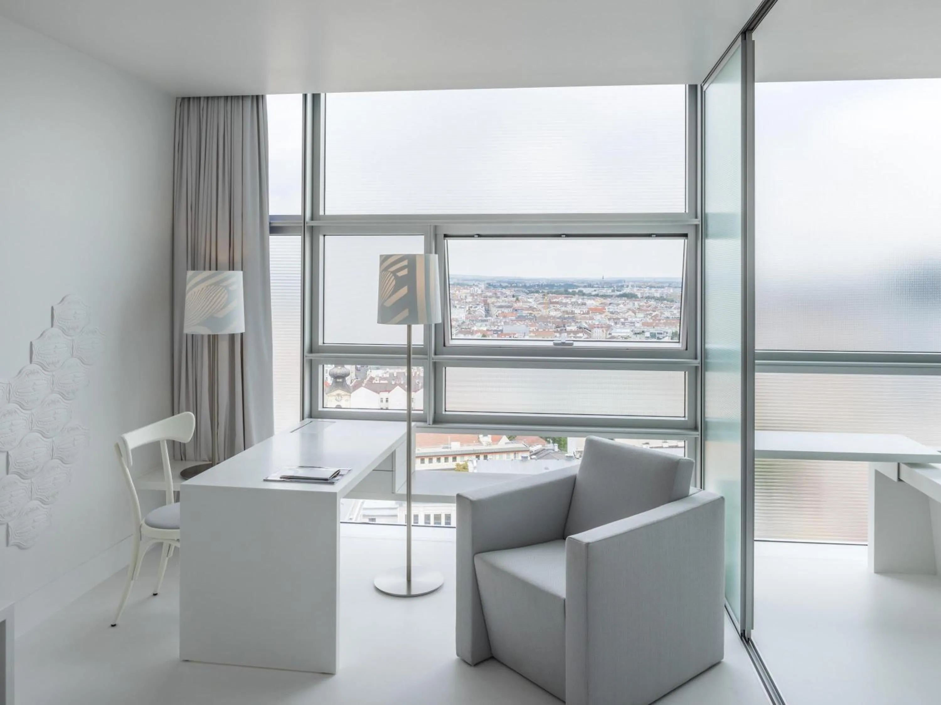 Superior – Ferris Wheel View, queen bed in SO/ Vienna