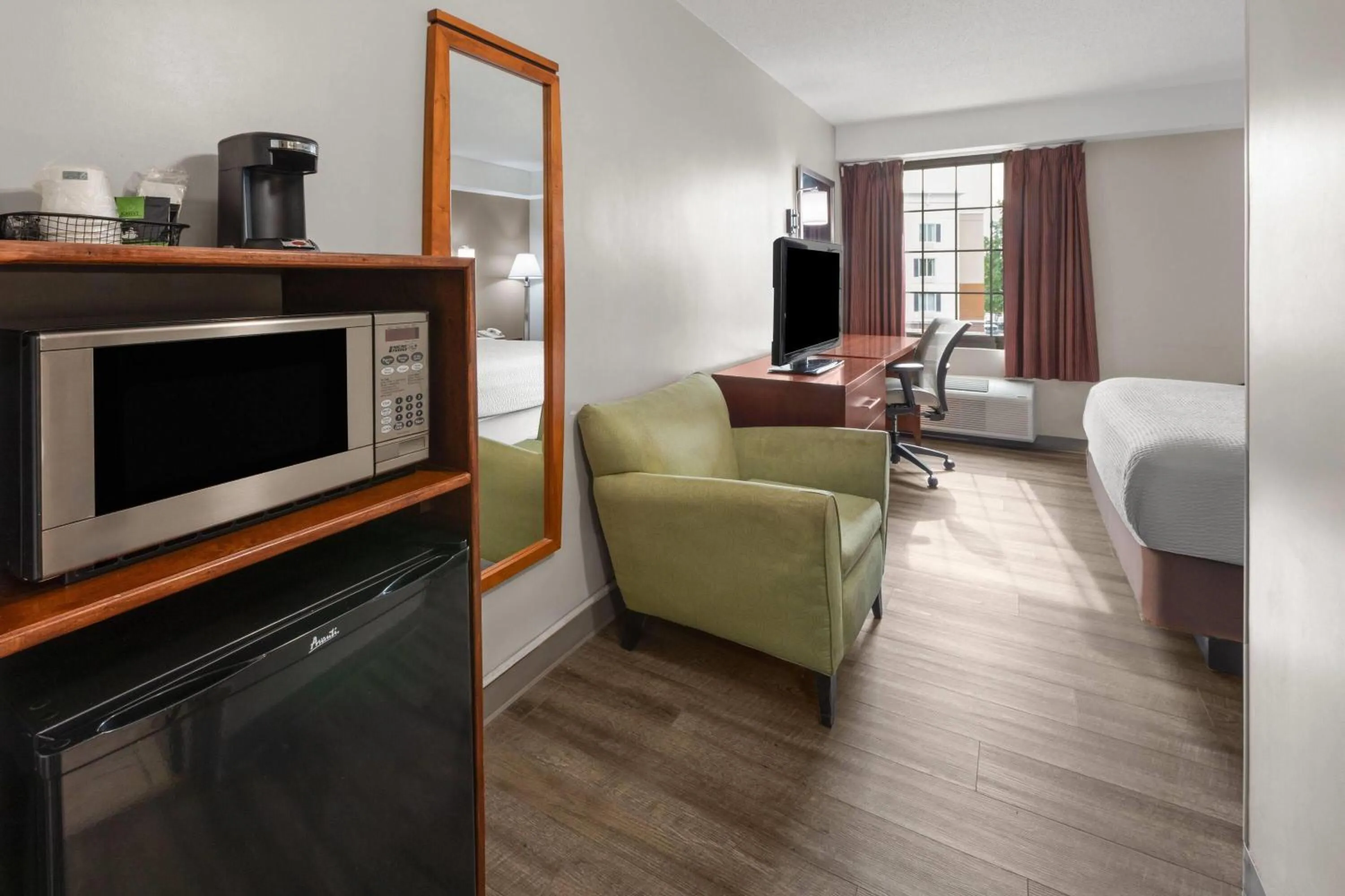 Queen Room - Smoking in Days Inn by Wyndham Dumfries Quantico