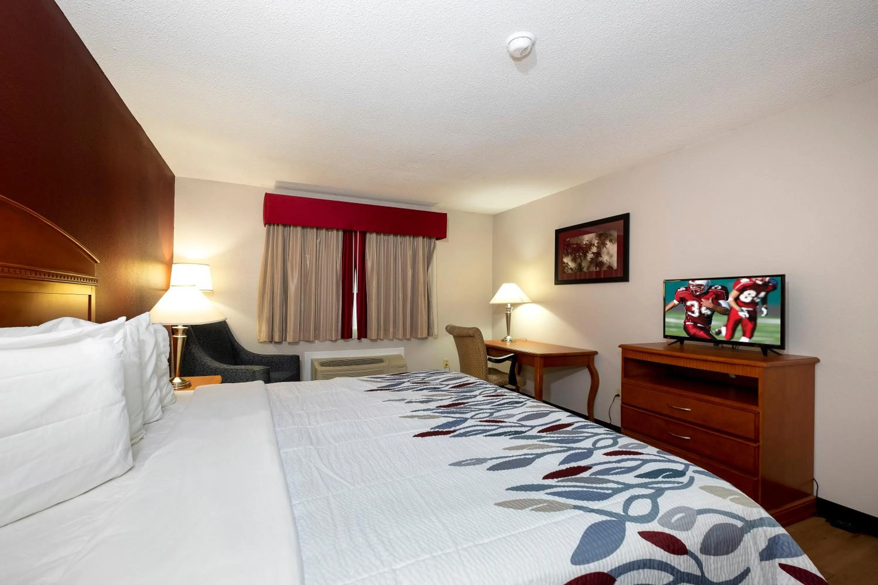 Superior King Room - Non-Smoking in Red Roof Inn Fulton