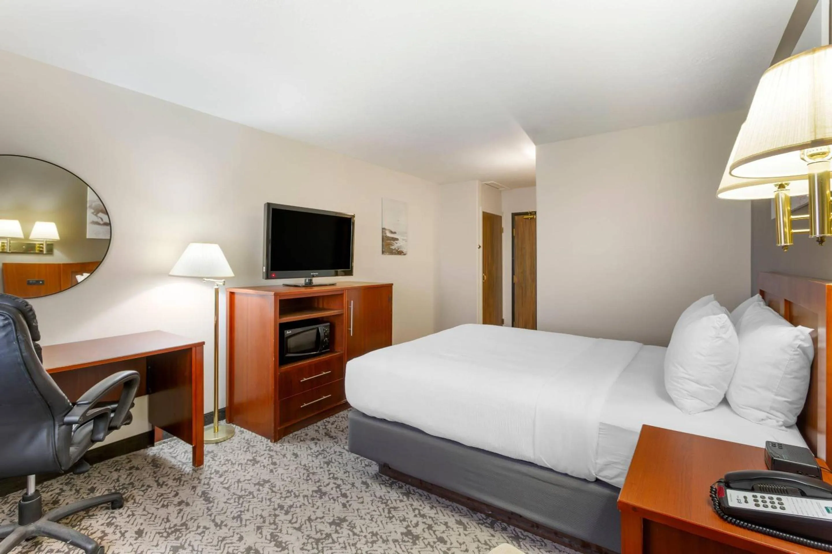 Queen Room in Quality Inn & Suites Fillmore I-15